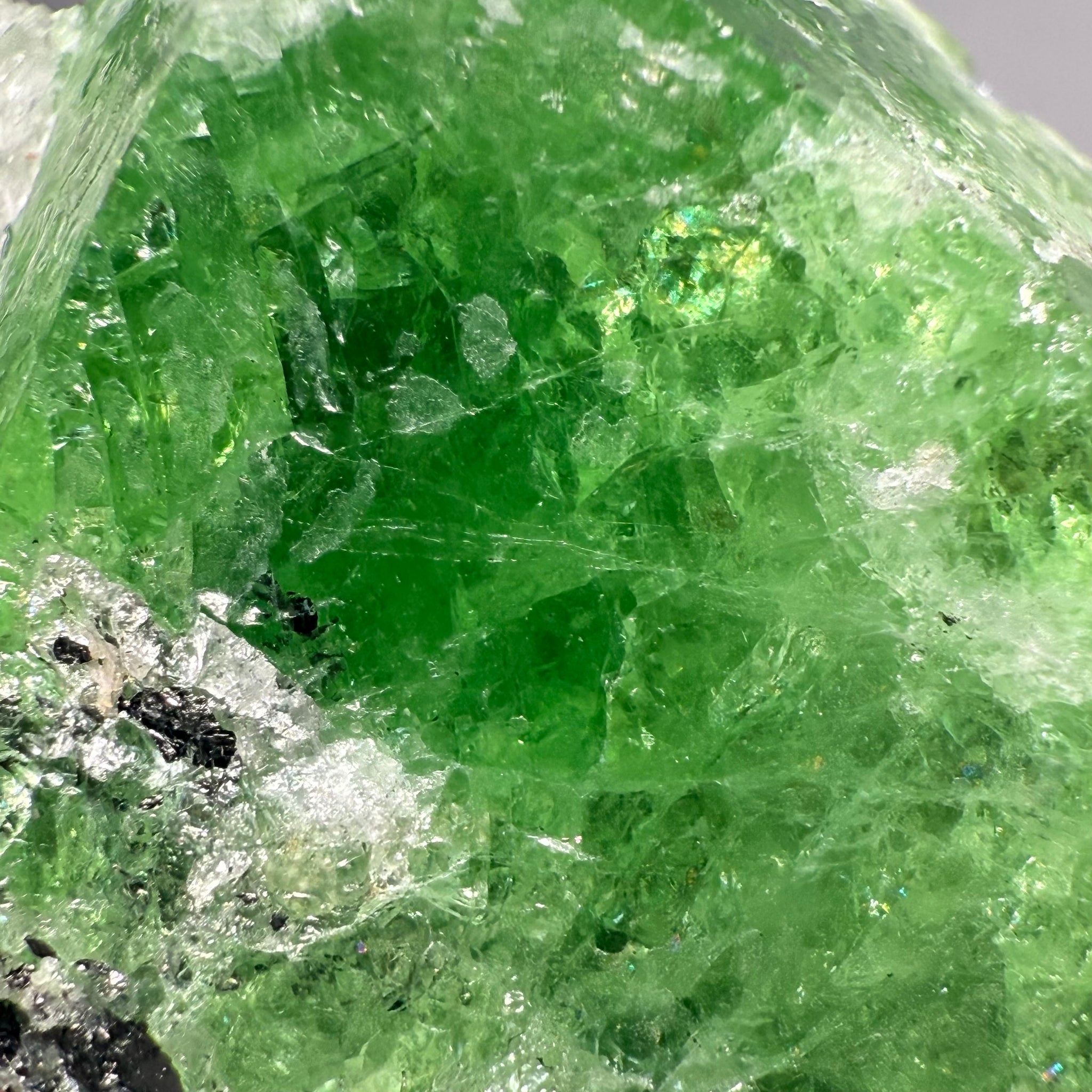Tsavorite Crystal, can you see the gemmy portion in the Crystal?126.50gm / 632.00ct, Merelani, Tanzania, Unheated Untreated