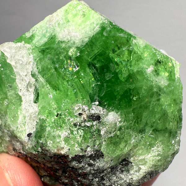 Tsavorite Crystal, can you see the gemmy portion in the Crystal?126.50gm / 632.00ct, Merelani, Tanzania, Unheated Untreated