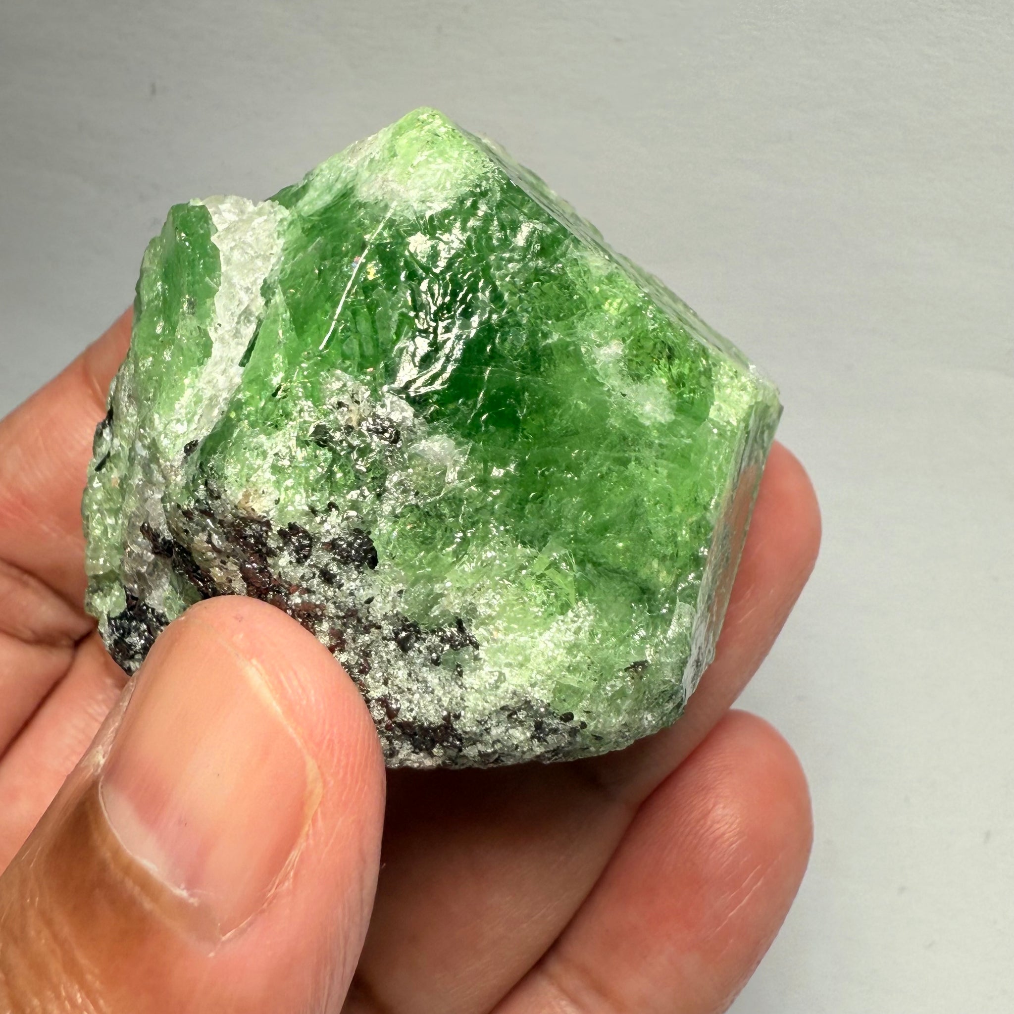 Tsavorite Crystal, can you see the gemmy portion in the Crystal?126.50gm / 632.00ct, Merelani, Tanzania, Unheated Untreated