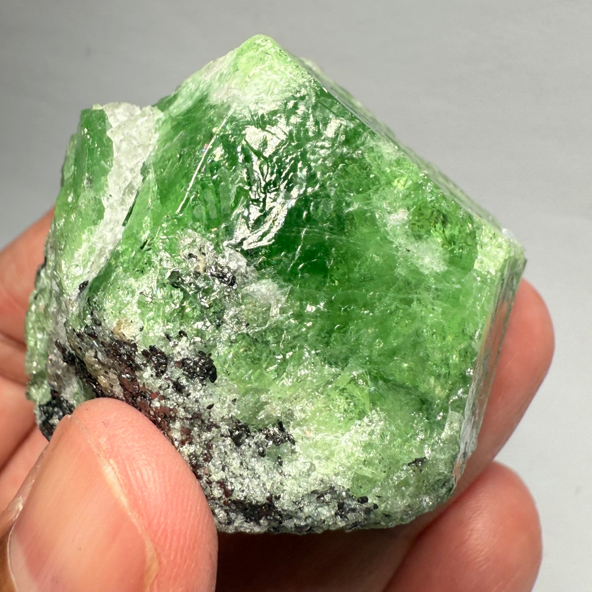 Tsavorite Crystal, can you see the gemmy portion in the Crystal?126.50gm / 632.00ct, Merelani, Tanzania, Unheated Untreated