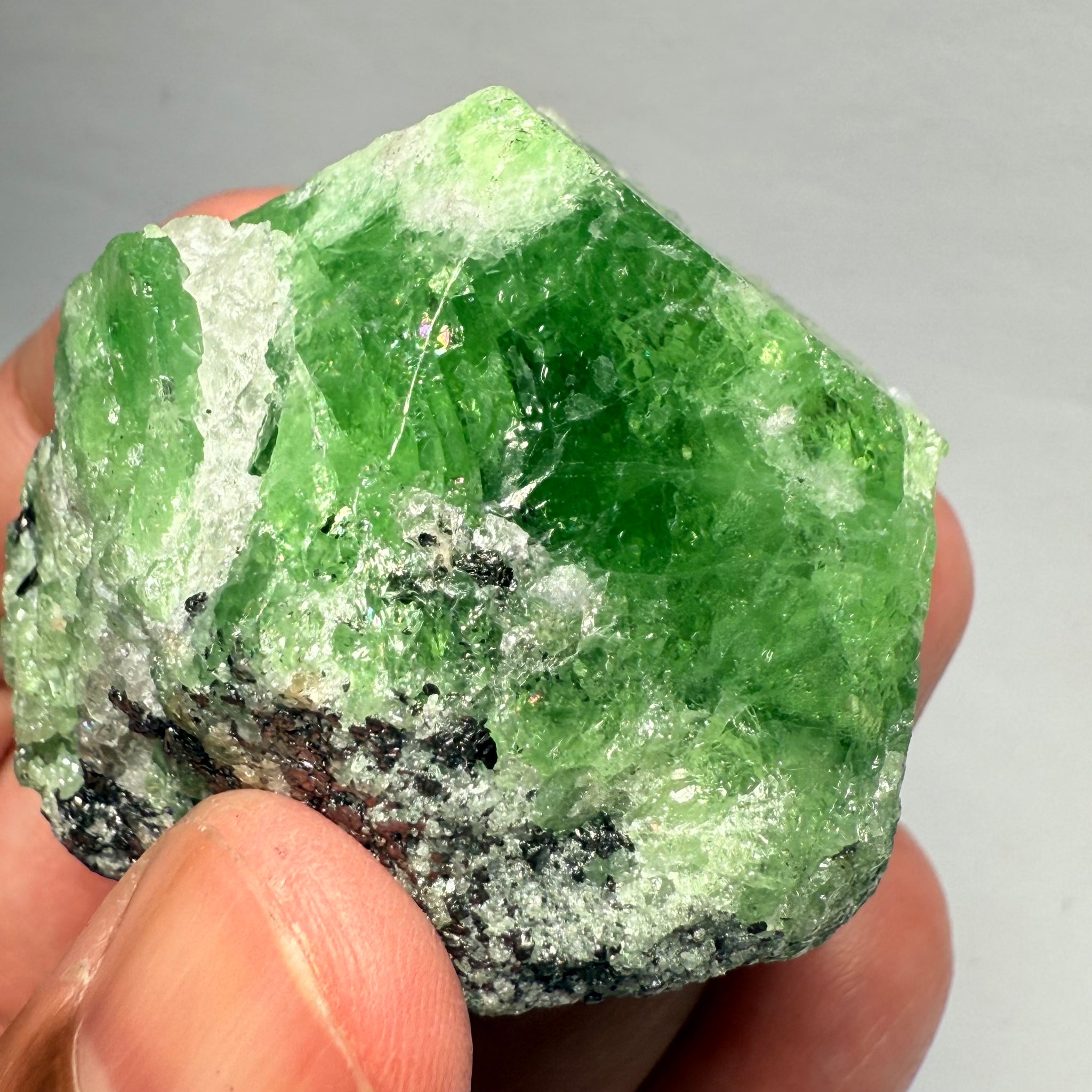 Tsavorite Crystal, can you see the gemmy portion in the Crystal?126.50gm / 632.00ct, Merelani, Tanzania, Unheated Untreated