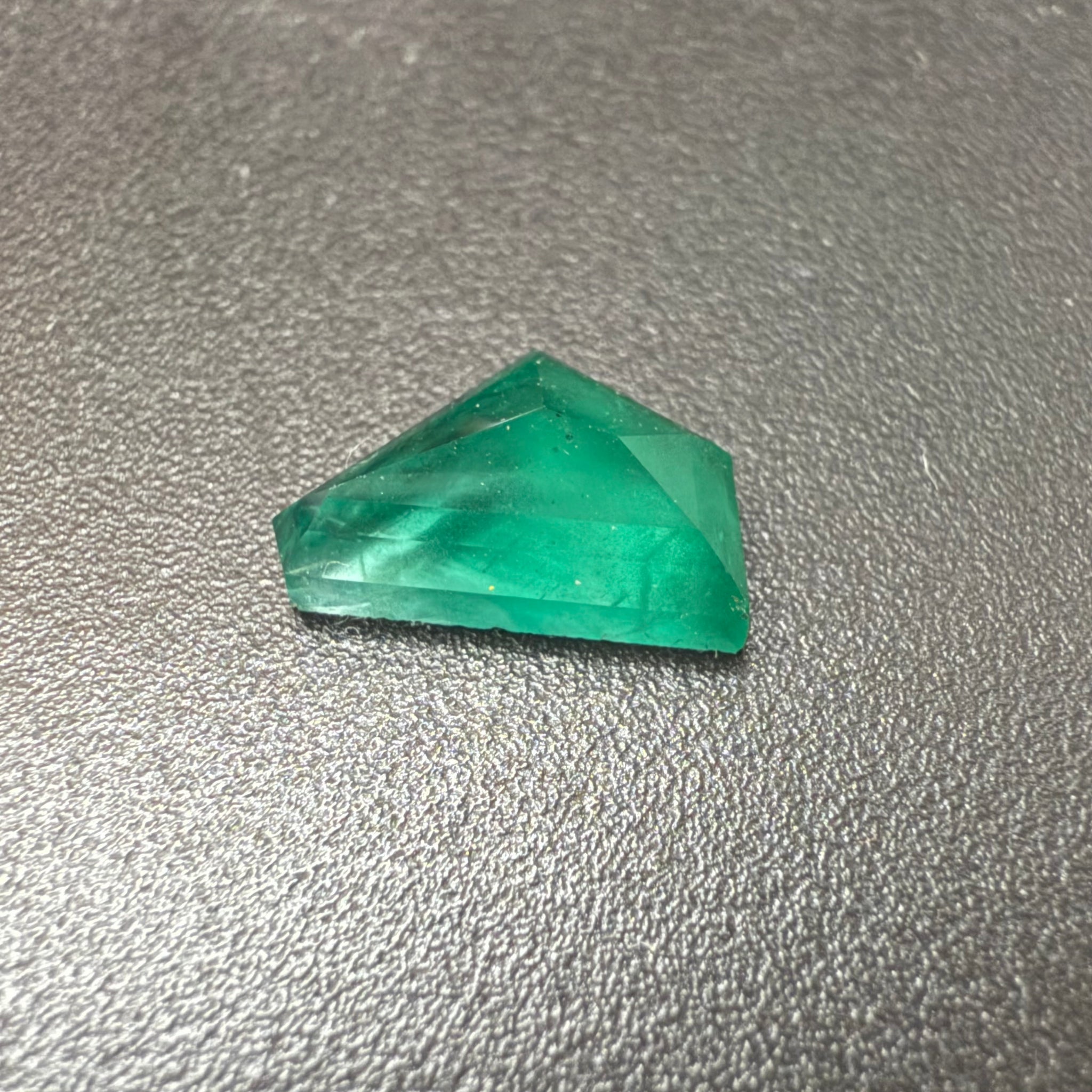 Emerald Freeform cut, 1.53ct, No oil, Untreated Unheated, Tanzania