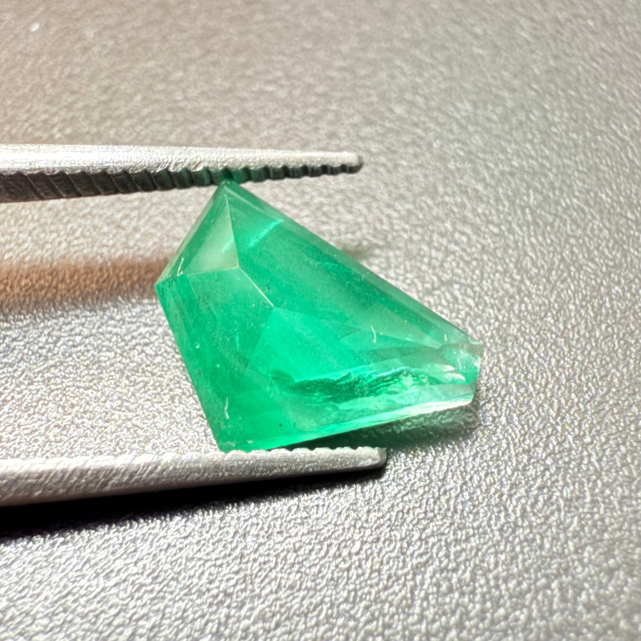 Emerald Freeform cut, 1.53ct, No oil, Untreated Unheated, Tanzania