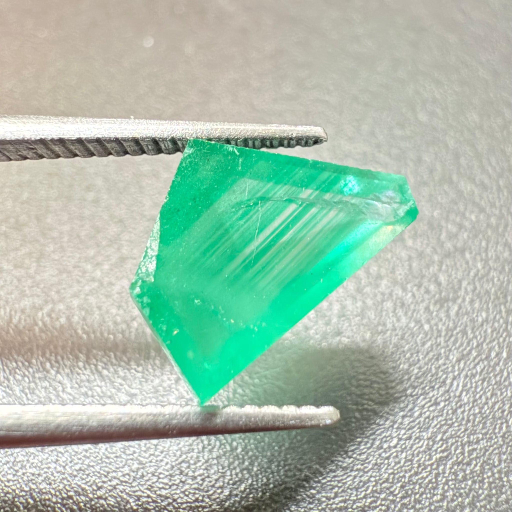 Emerald Freeform cut, 1.53ct, No oil, Untreated Unheated, Tanzania