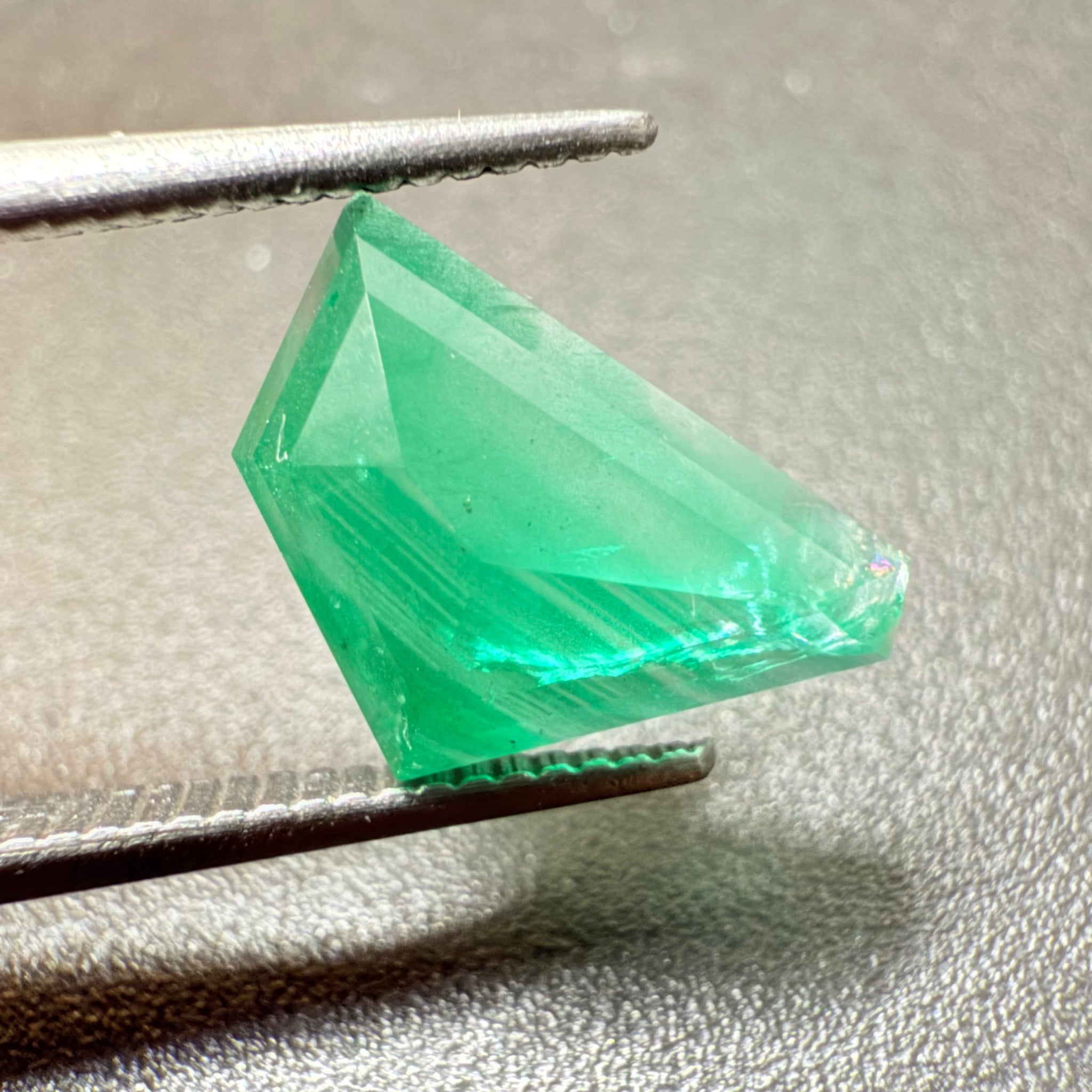 Emerald Freeform cut, 1.53ct, No oil, Untreated Unheated, Tanzania