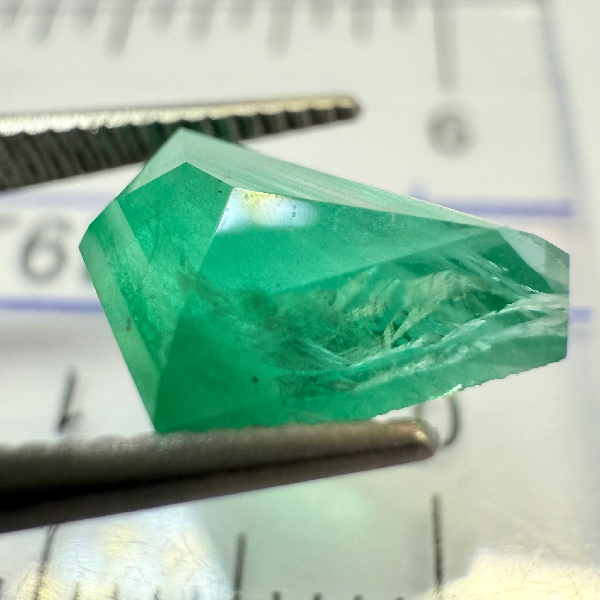Emerald Freeform cut, 1.53ct, No oil, Untreated Unheated, Tanzania