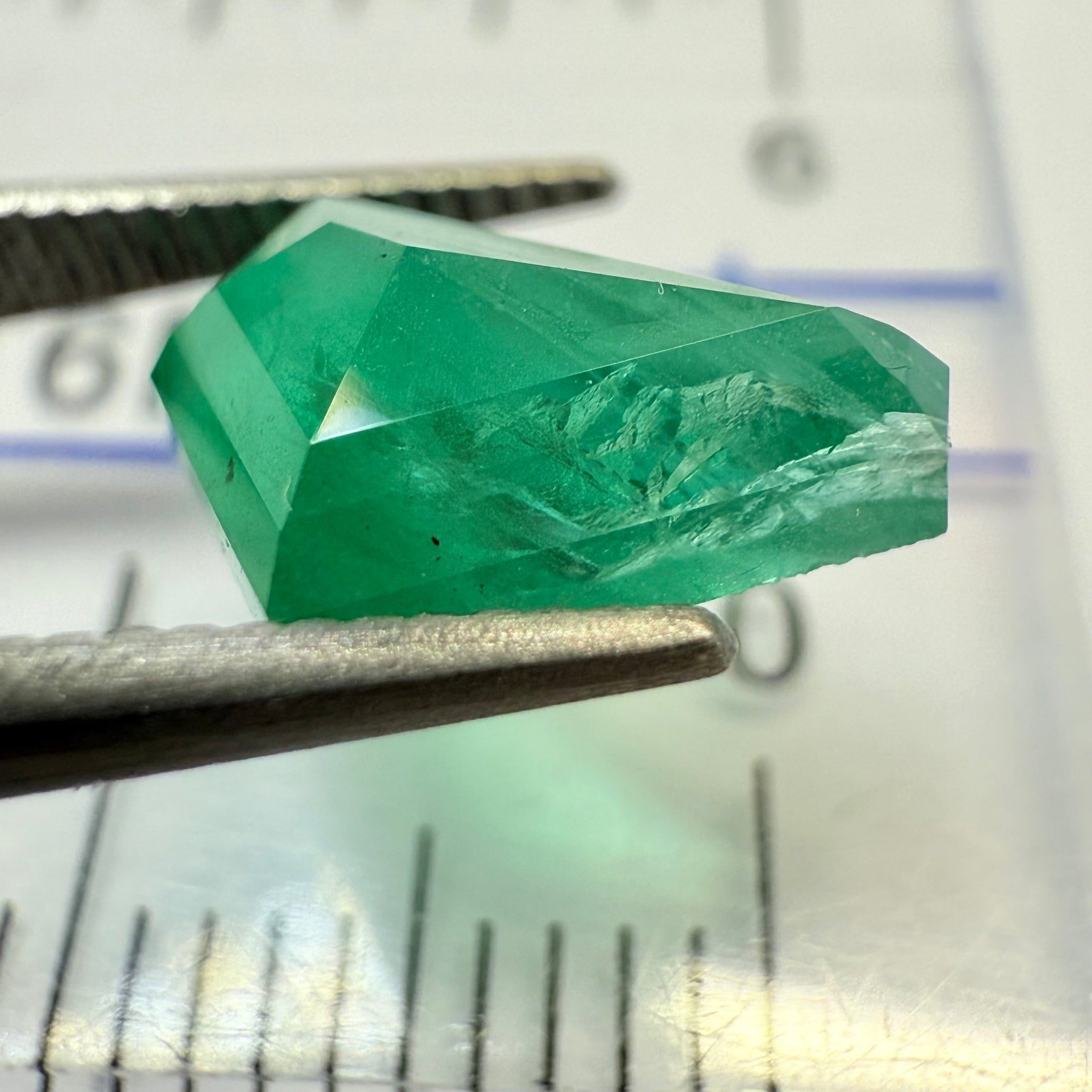 Emerald Freeform cut, 1.53ct, No oil, Untreated Unheated, Tanzania