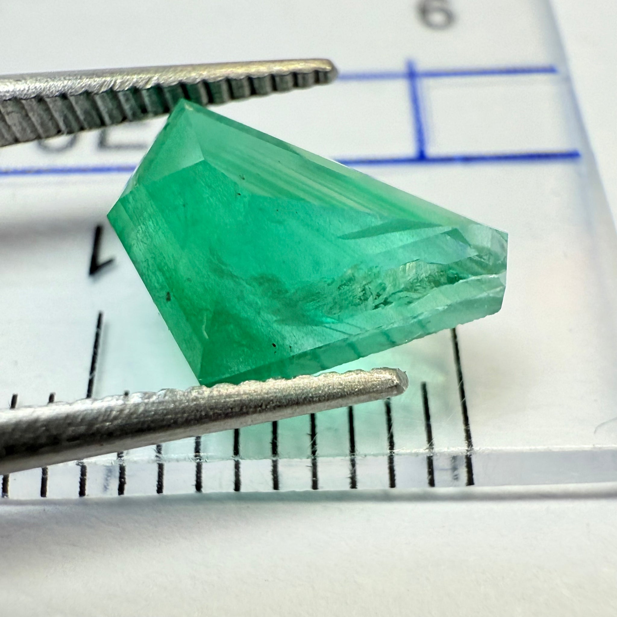 Emerald Freeform cut, 1.53ct, No oil, Untreated Unheated, Tanzania