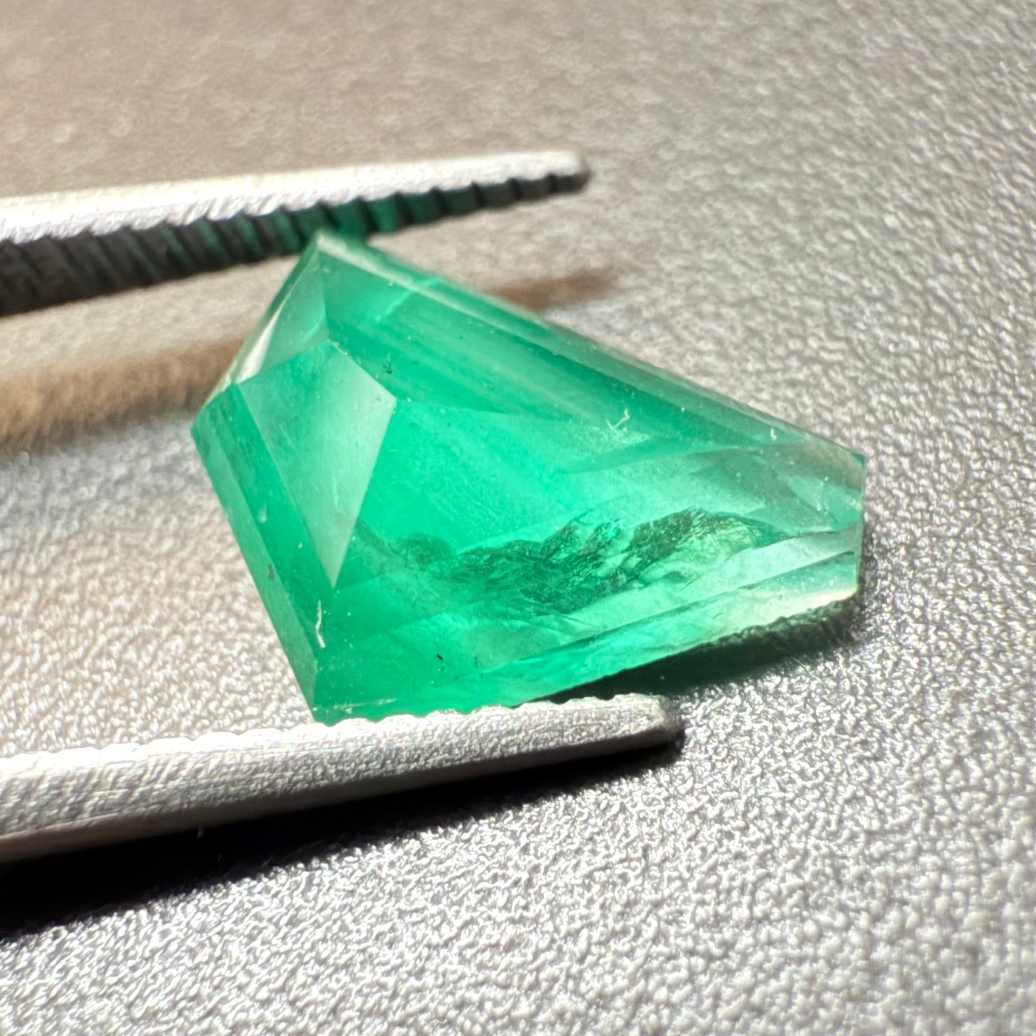Emerald Freeform cut, 1.53ct, No oil, Untreated Unheated, Tanzania