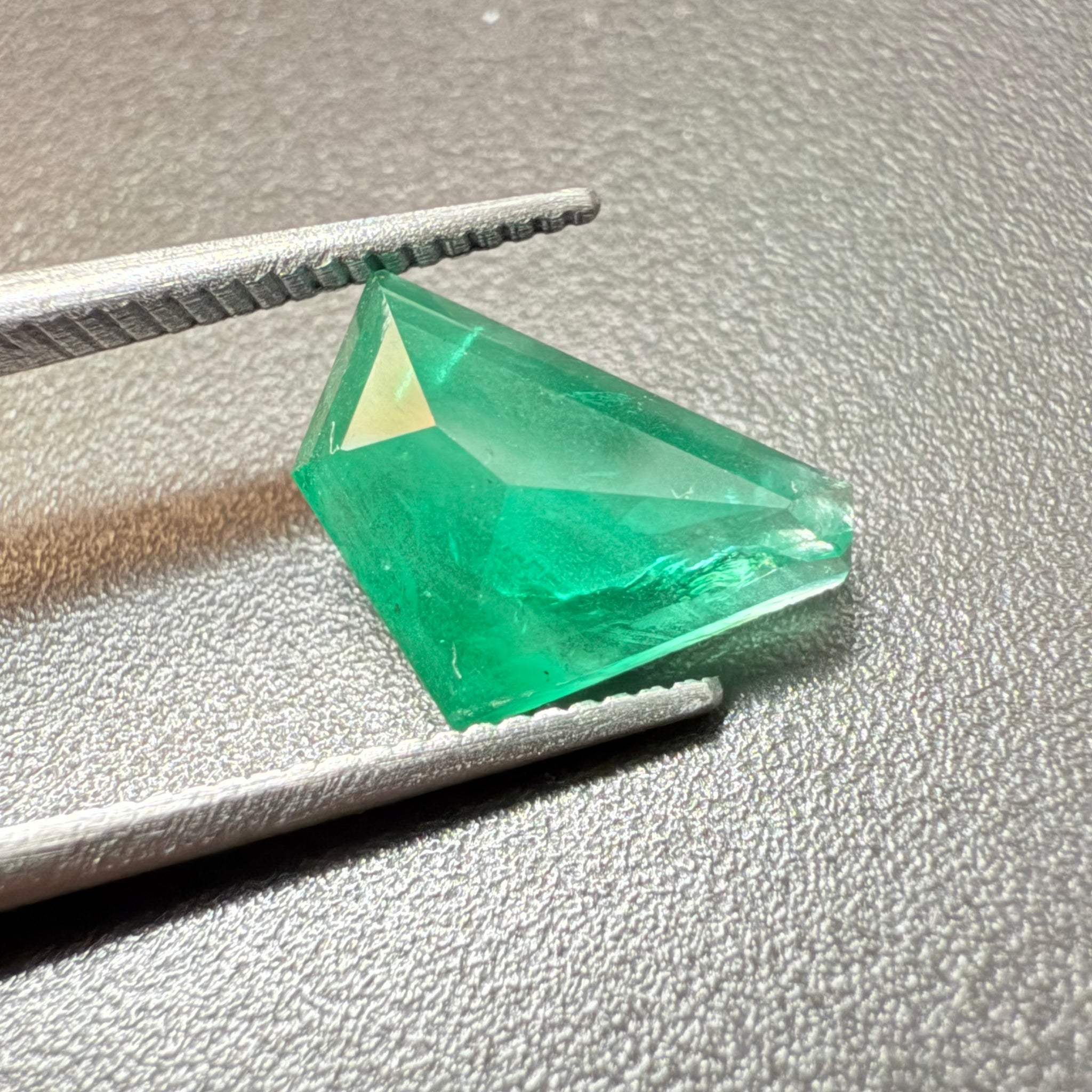 Emerald Freeform cut, 1.53ct, No oil, Untreated Unheated, Tanzania