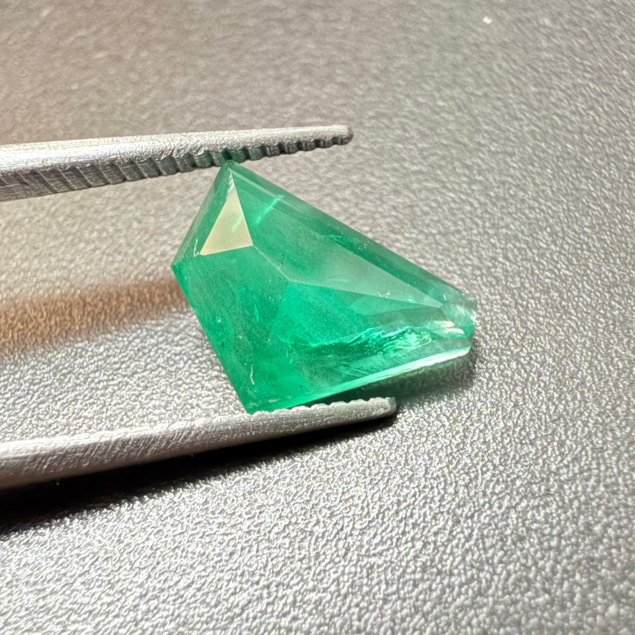 Emerald Freeform cut, 1.53ct, No oil, Untreated Unheated, Tanzania