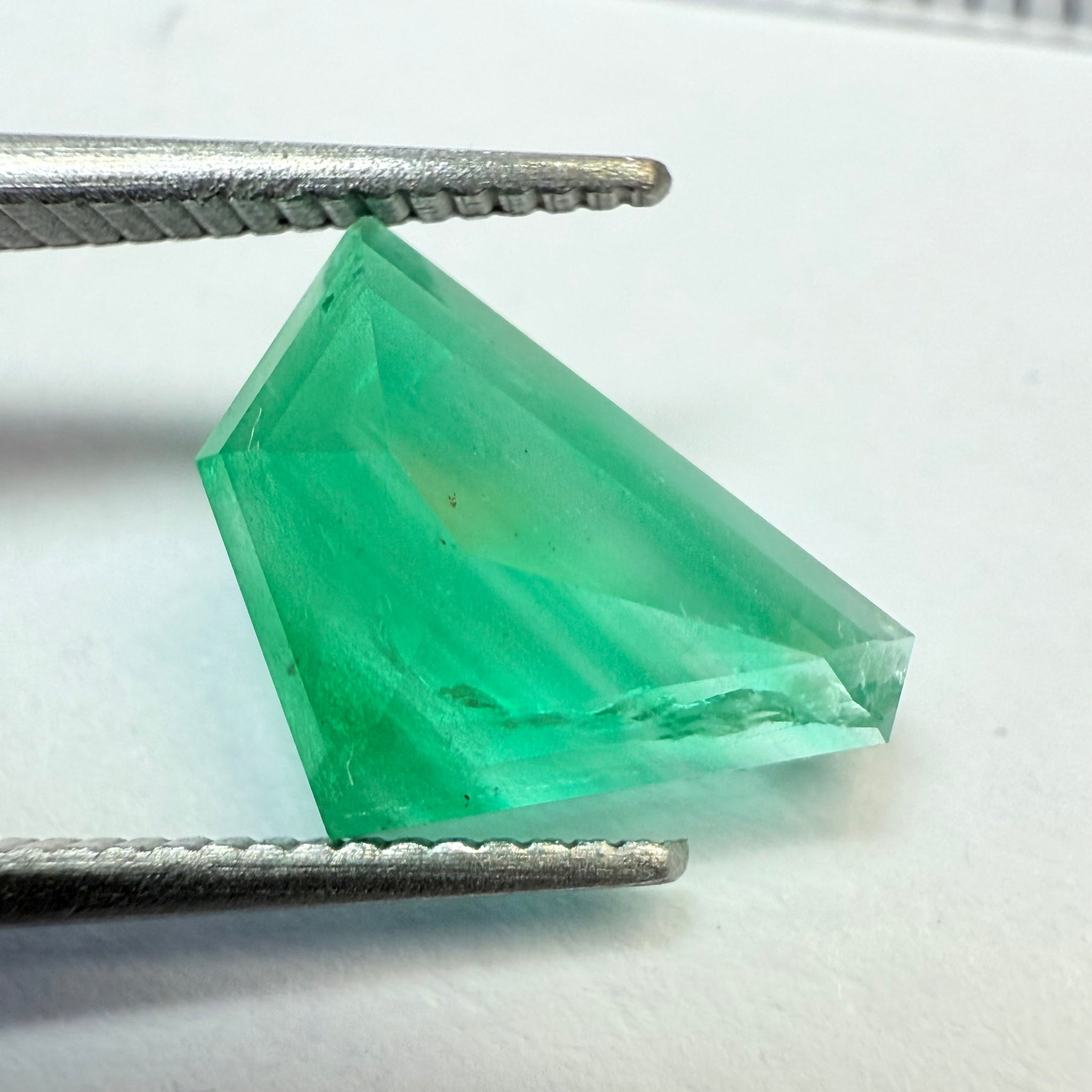 Emerald Freeform cut, 1.53ct, No oil, Untreated Unheated, Tanzania