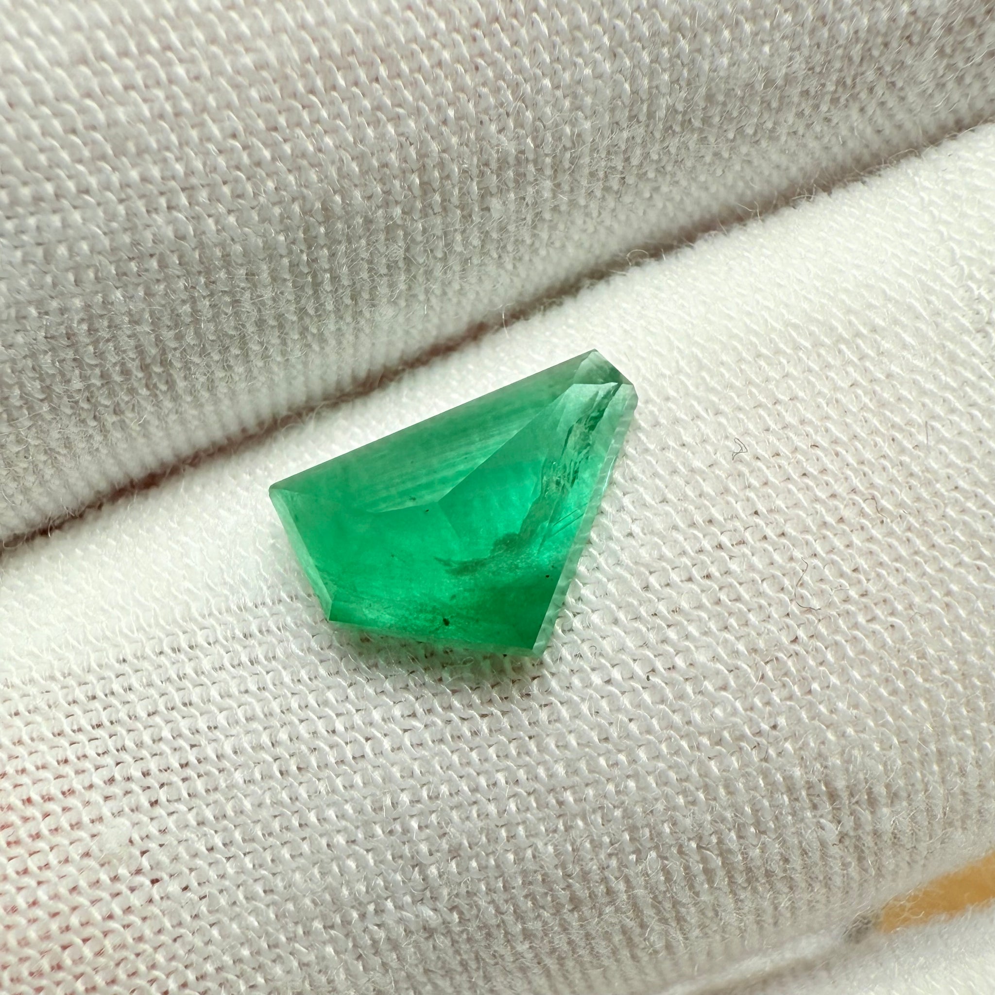 Emerald Freeform cut, 1.53ct, No oil, Untreated Unheated, Tanzania
