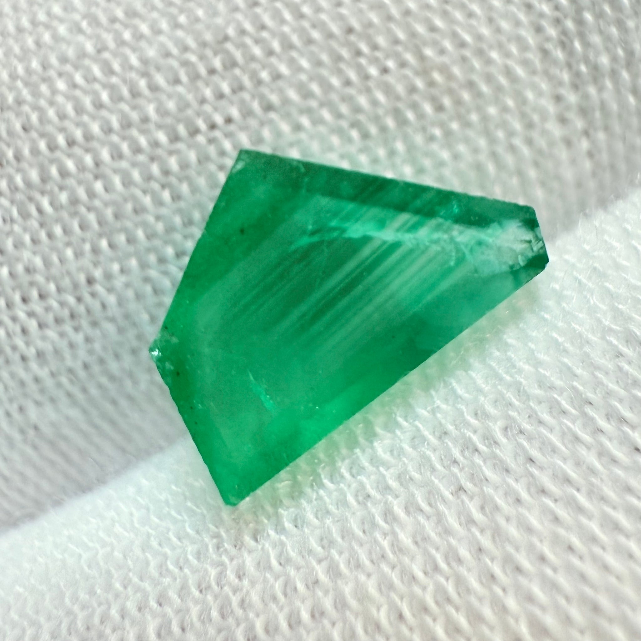 Emerald Freeform cut, 1.53ct, No oil, Untreated Unheated, Tanzania