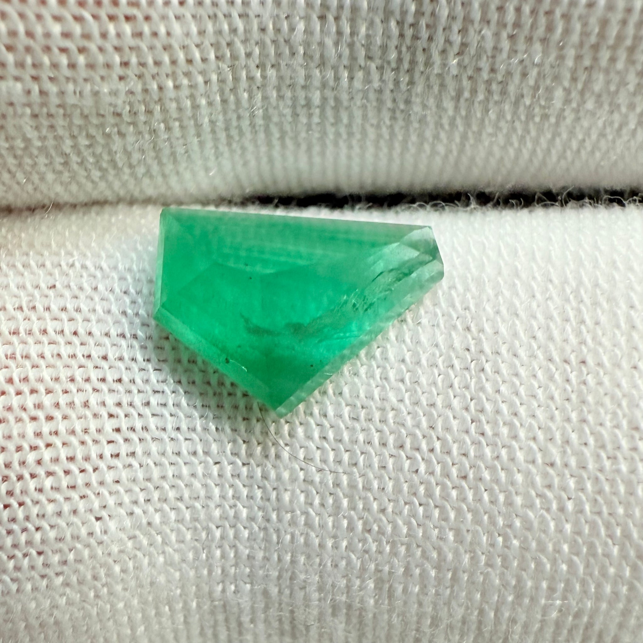 Emerald Freeform cut, 1.53ct, No oil, Untreated Unheated, Tanzania