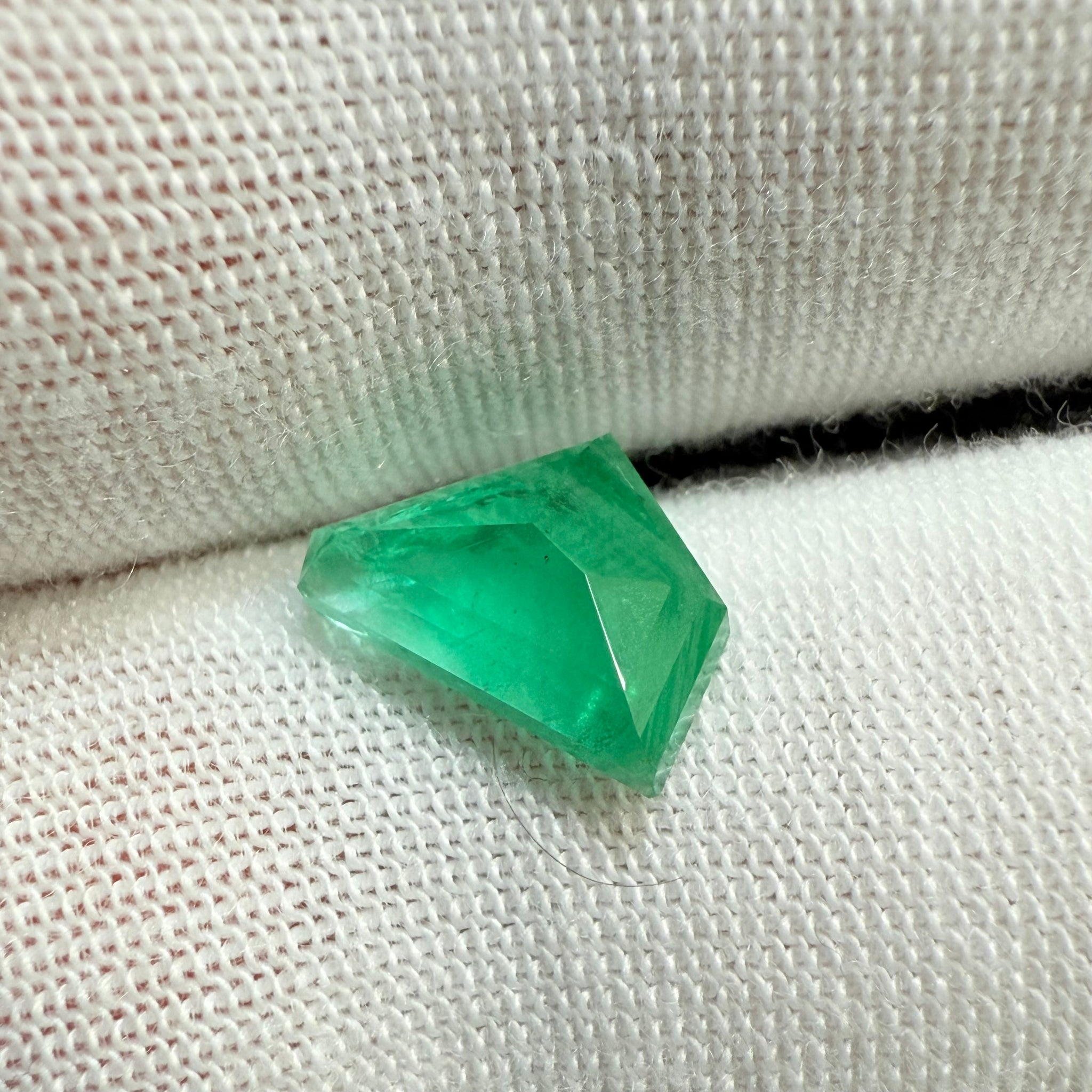 Emerald Freeform cut, 1.53ct, No oil, Untreated Unheated, Tanzania