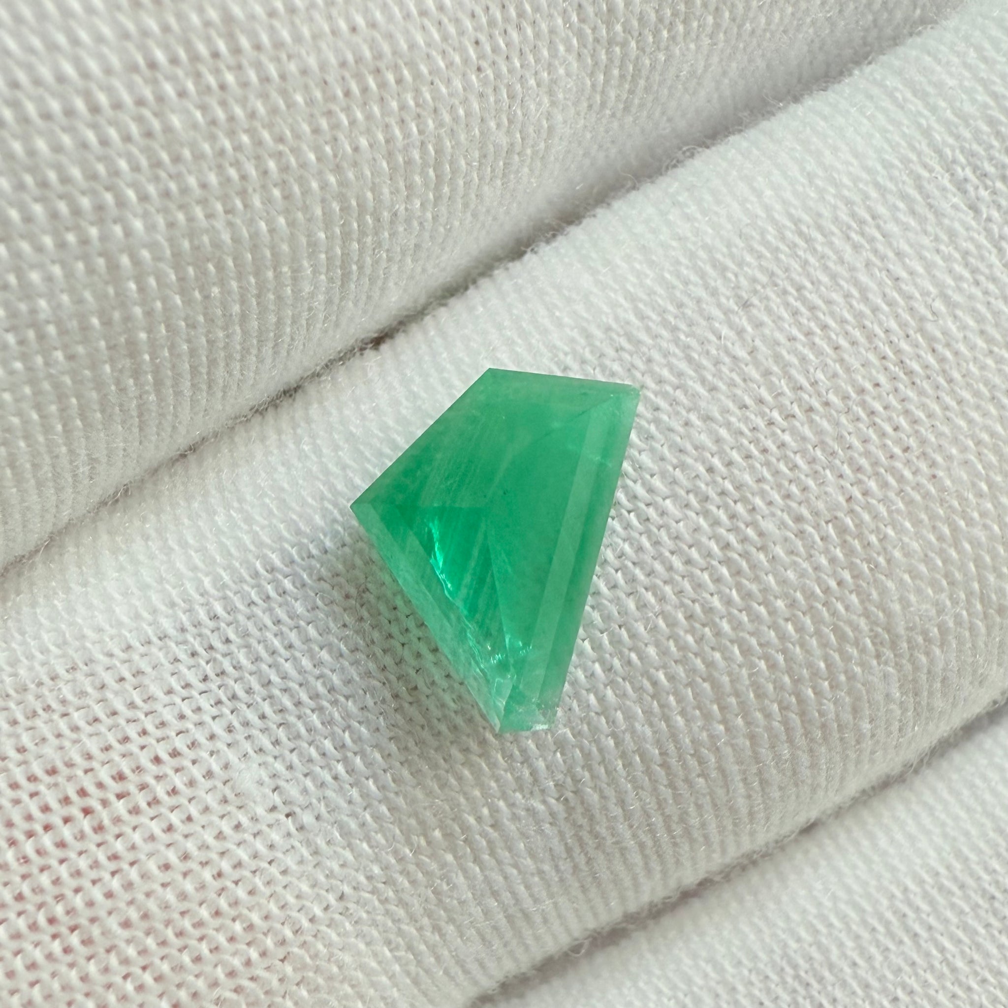 Emerald Freeform cut, 1.53ct, No oil, Untreated Unheated, Tanzania