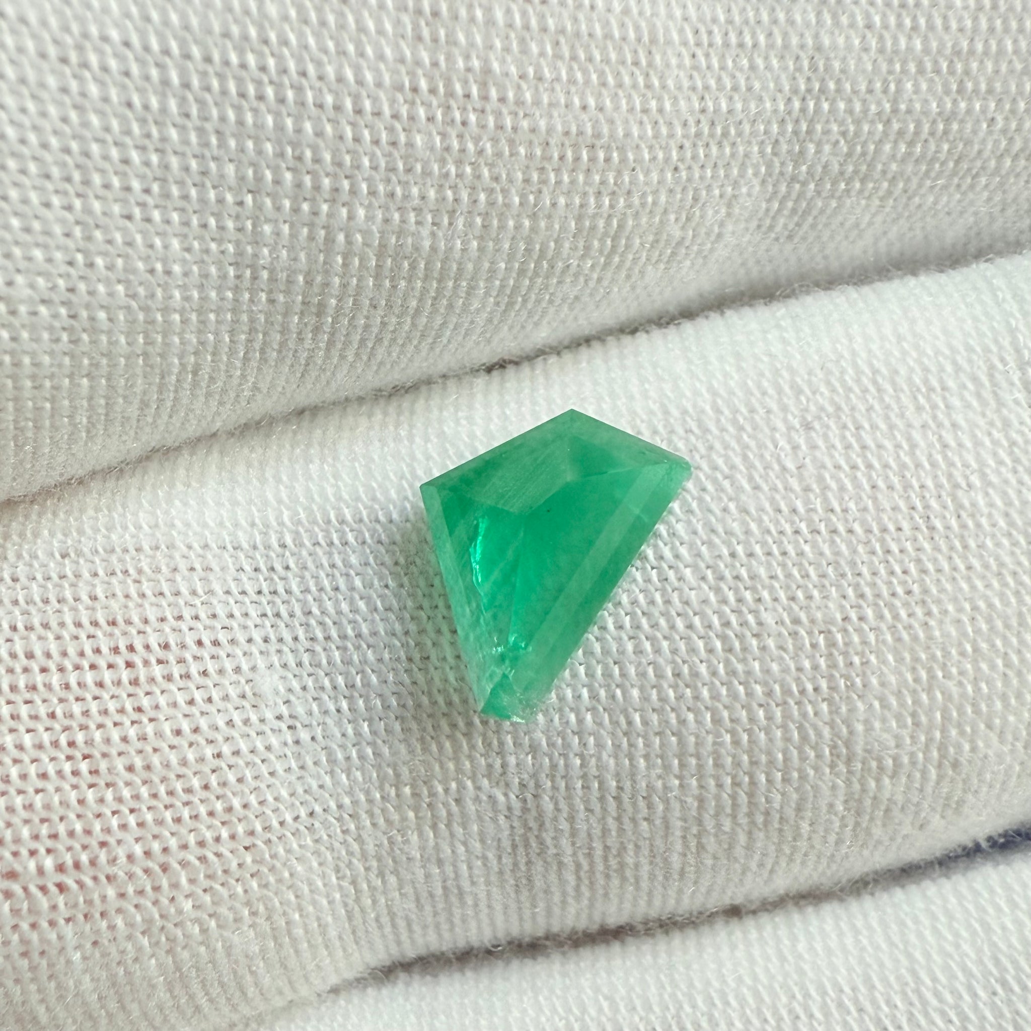 Emerald Freeform cut, 1.53ct, No oil, Untreated Unheated, Tanzania