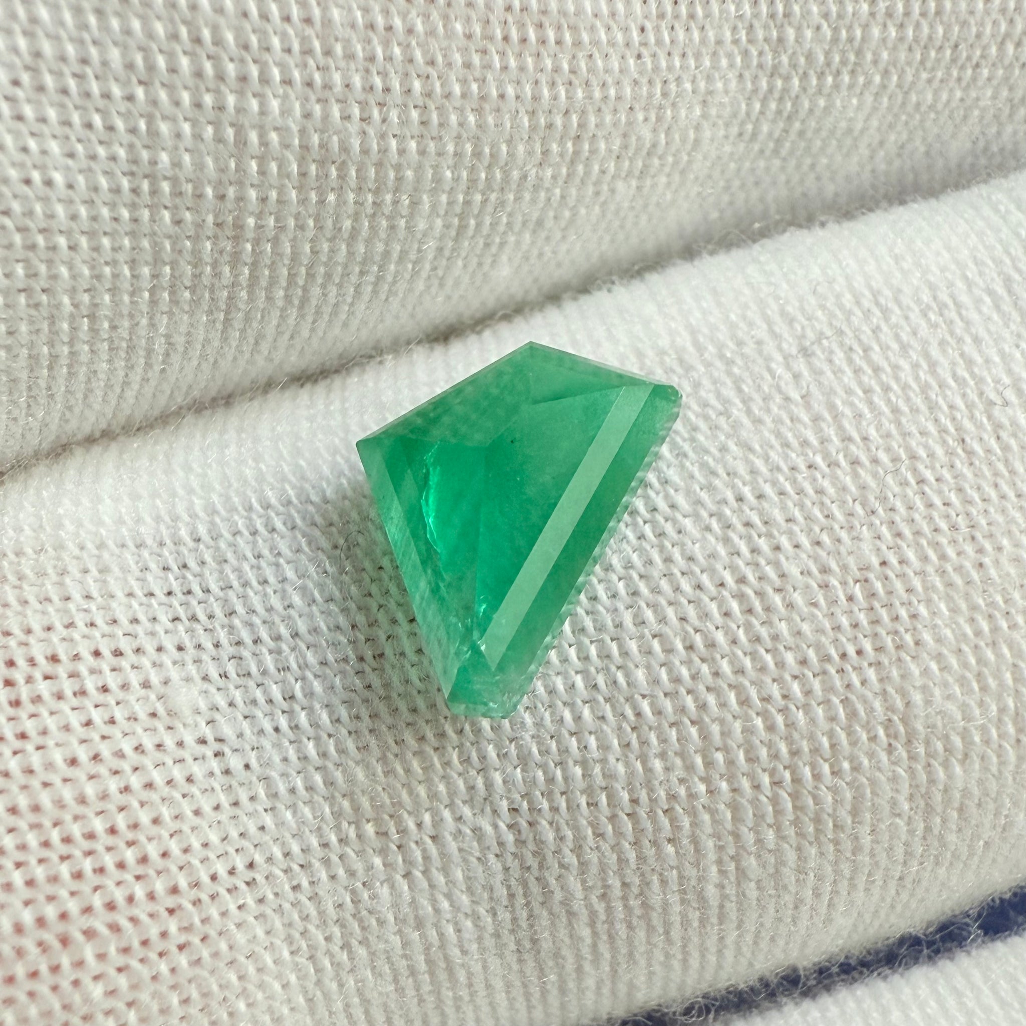 Emerald Freeform cut, 1.53ct, No oil, Untreated Unheated, Tanzania