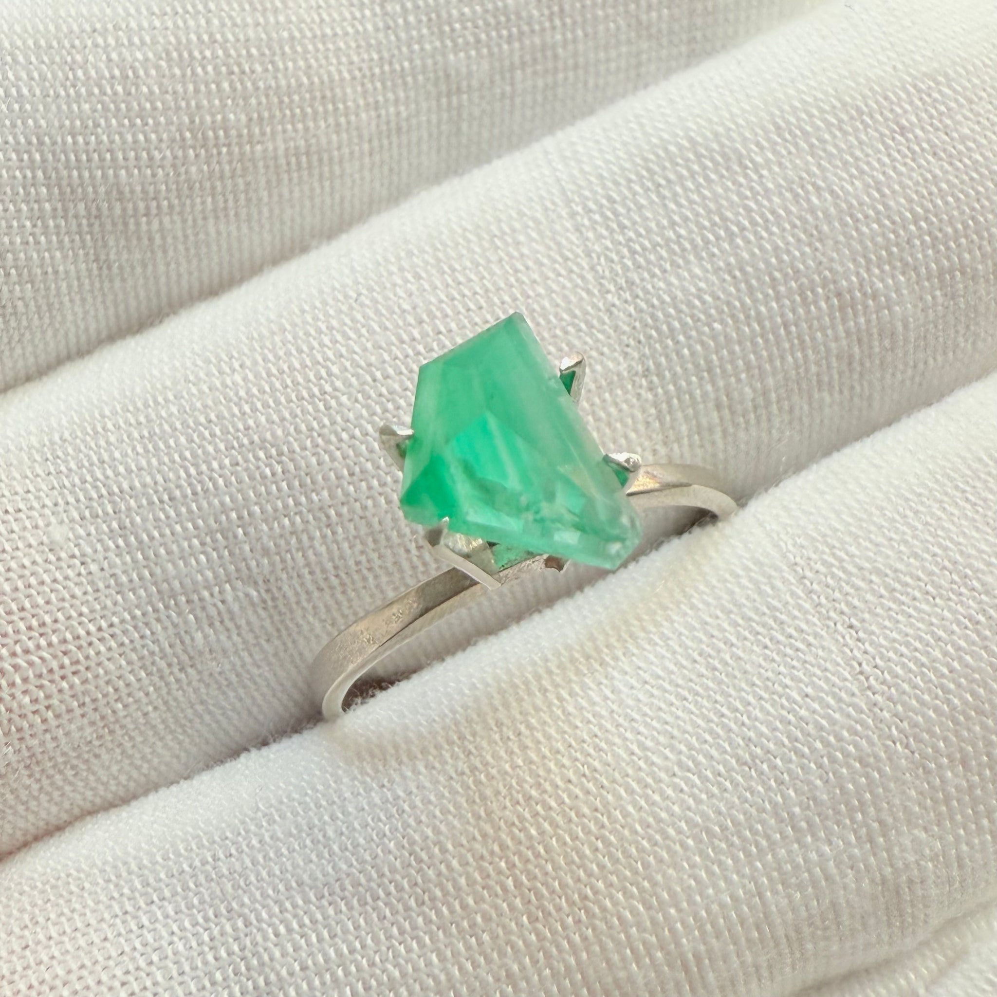 Emerald Freeform cut, 1.53ct, No oil, Untreated Unheated, Tanzania