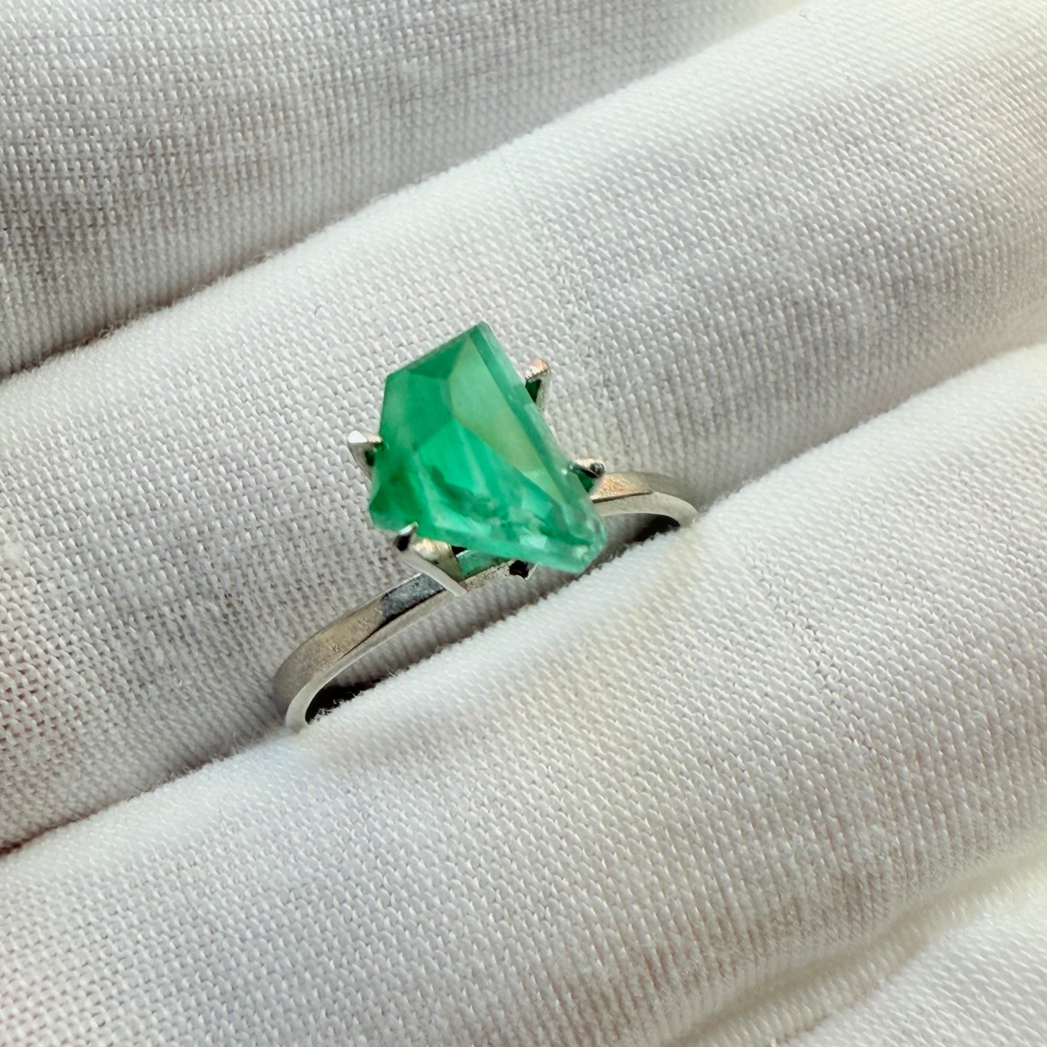 Emerald Freeform cut, 1.53ct, No oil, Untreated Unheated, Tanzania