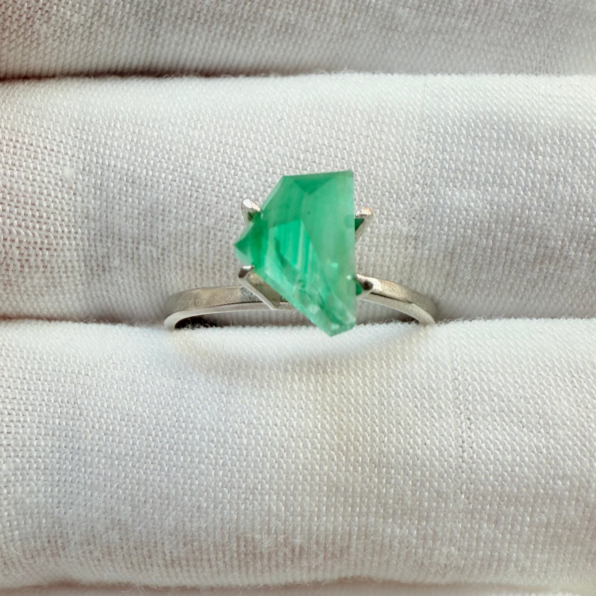 Emerald Freeform cut, 1.53ct, No oil, Untreated Unheated, Tanzania