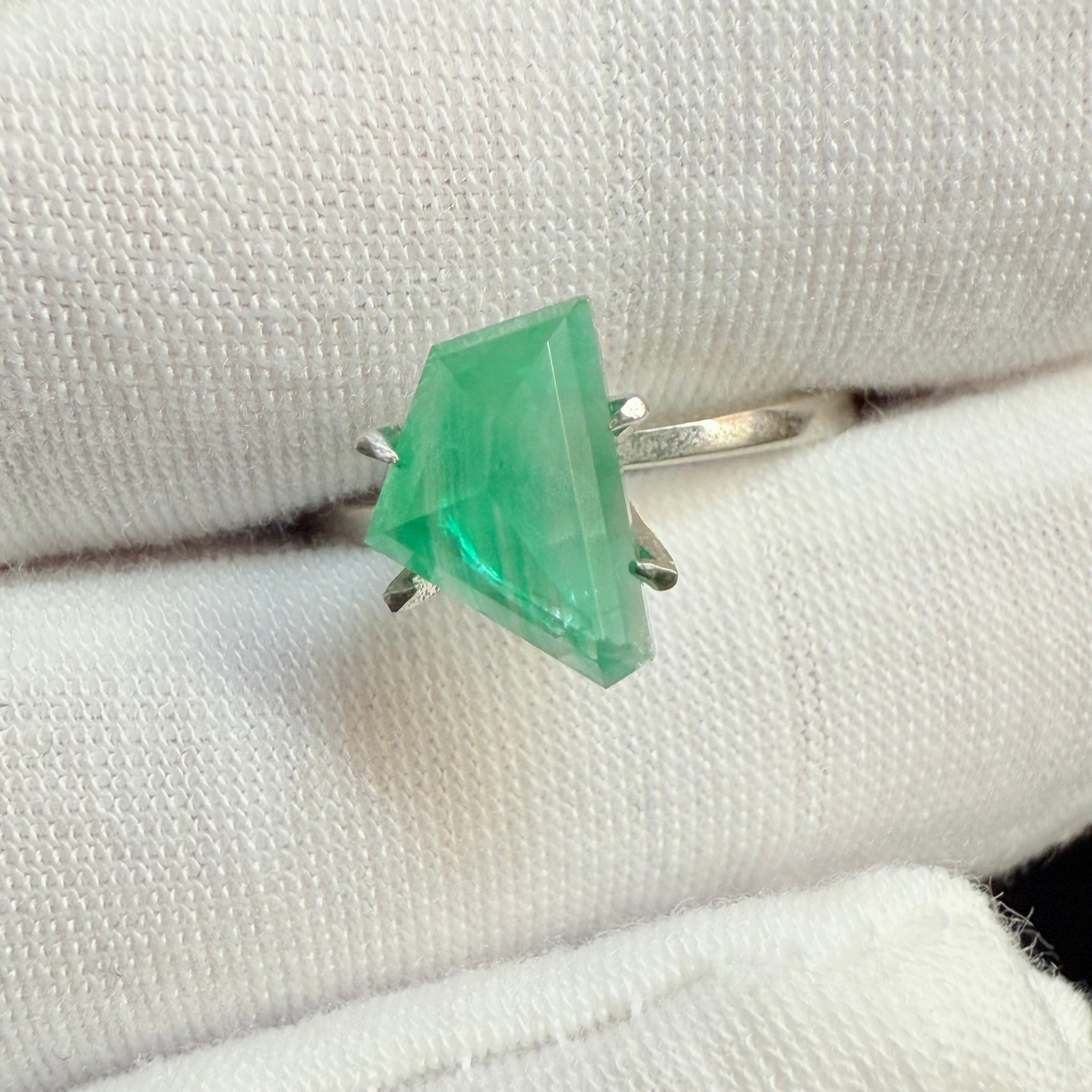 Emerald Freeform cut, 1.53ct, No oil, Untreated Unheated, Tanzania