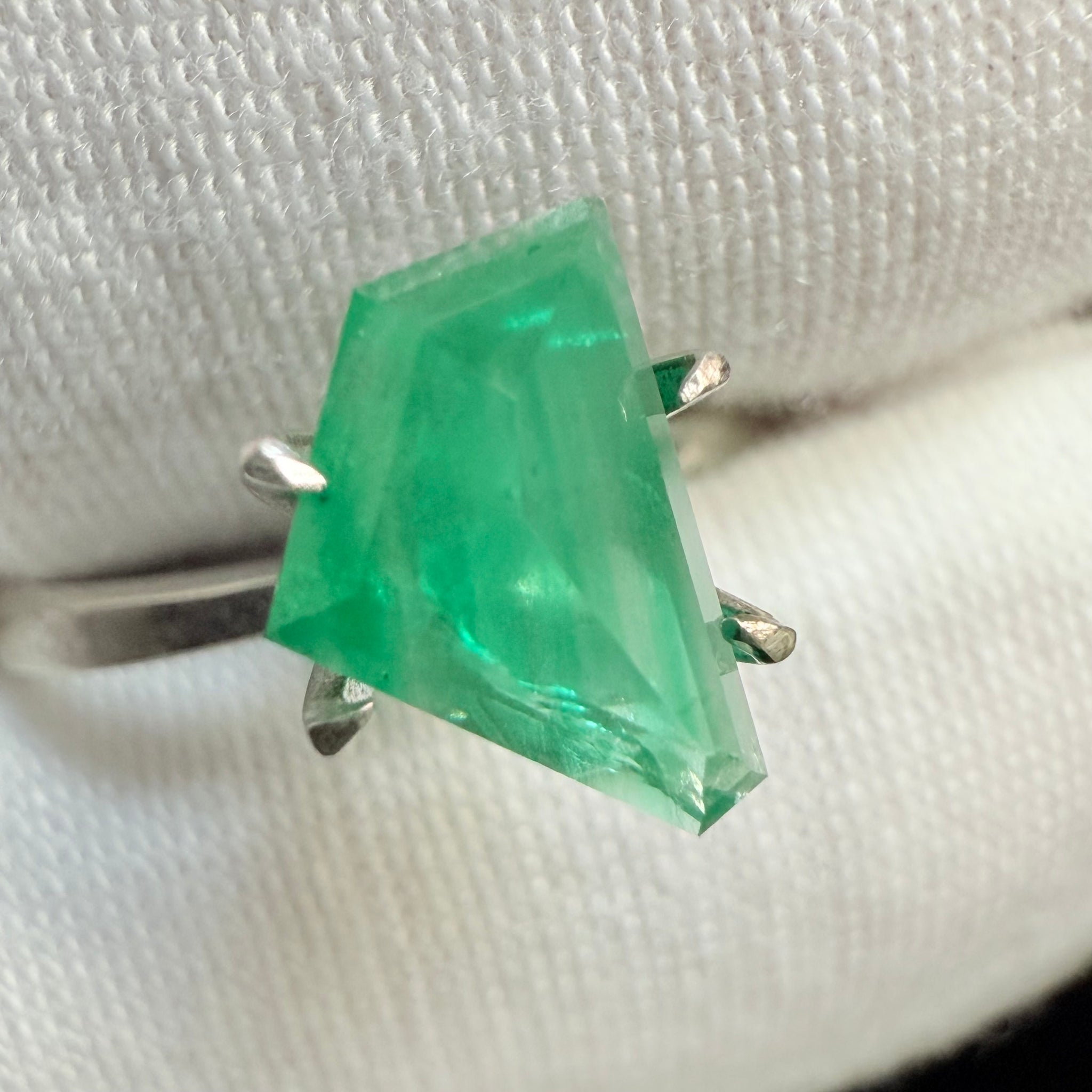 Emerald Freeform cut, 1.53ct, No oil, Untreated Unheated, Tanzania