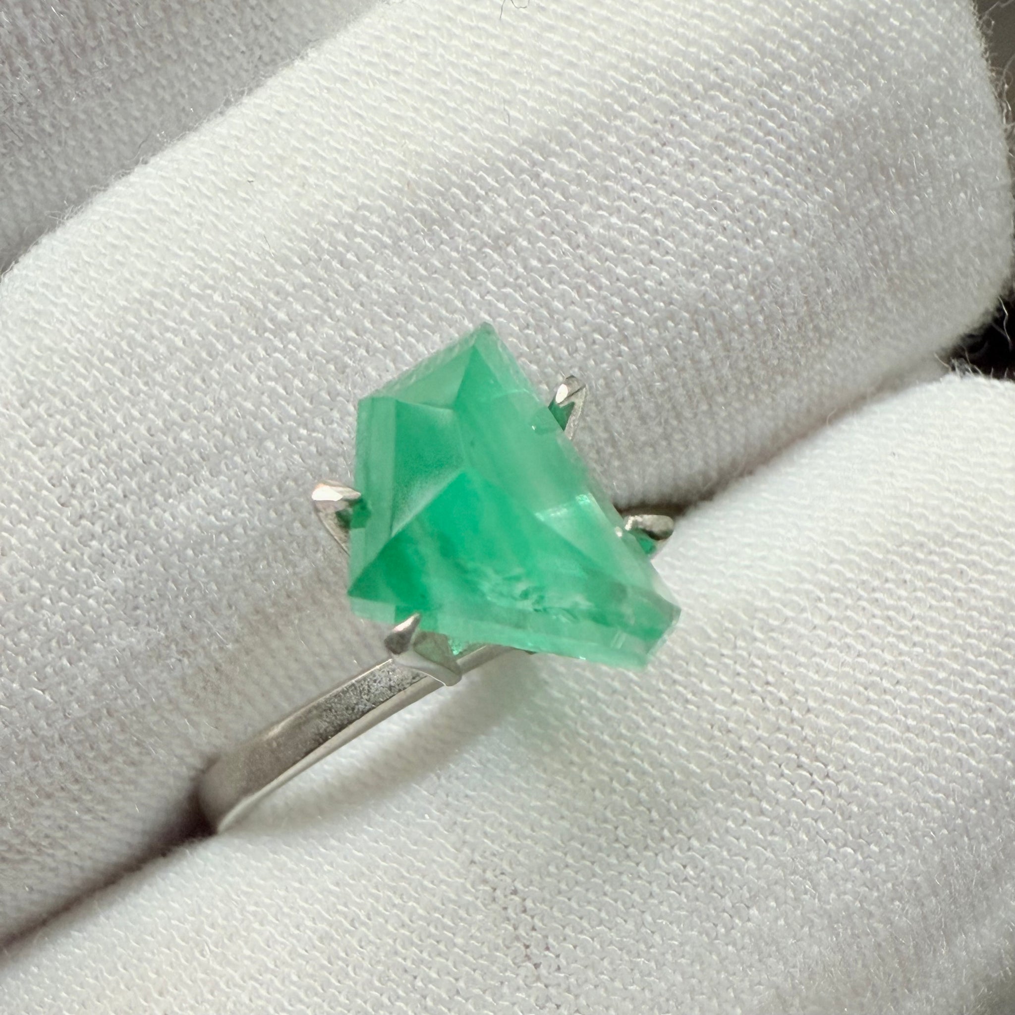 Emerald Freeform cut, 1.53ct, No oil, Untreated Unheated, Tanzania