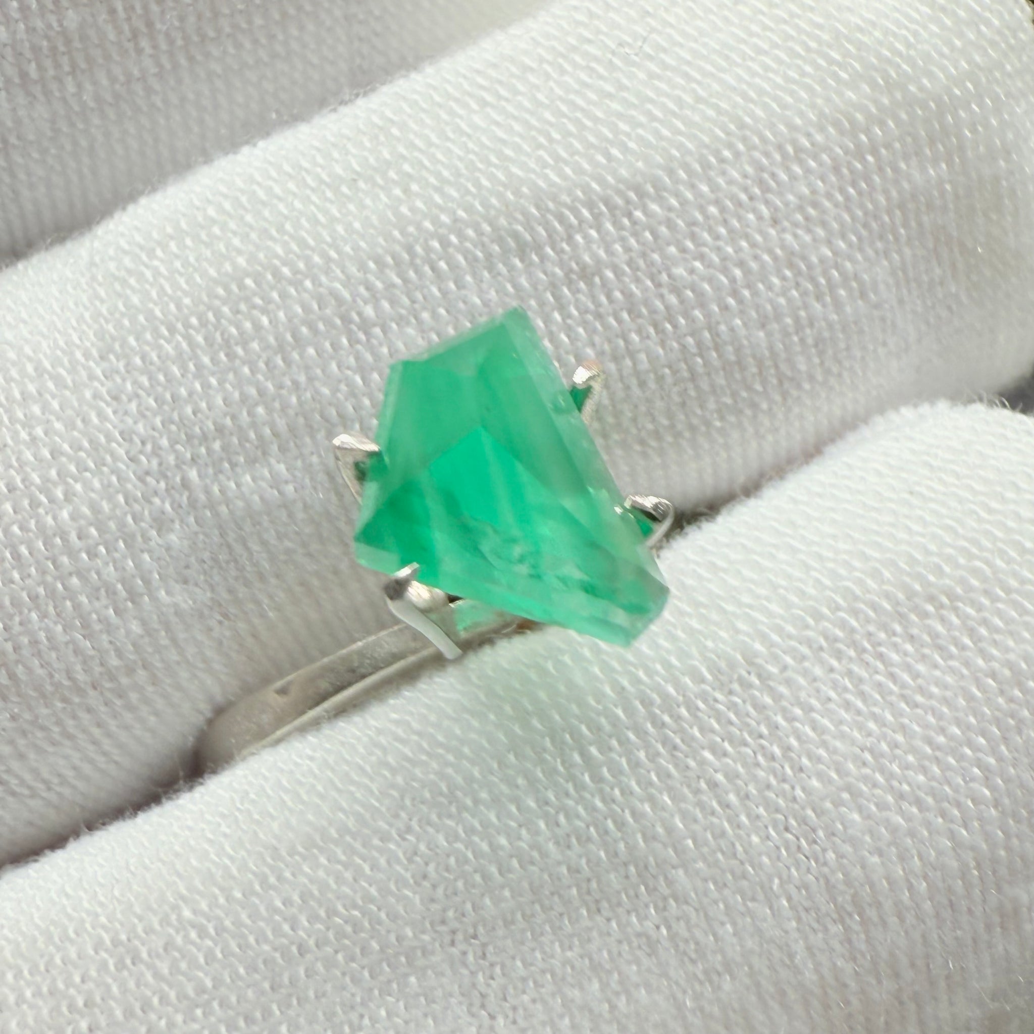 Emerald Freeform cut, 1.53ct, No oil, Untreated Unheated, Tanzania
