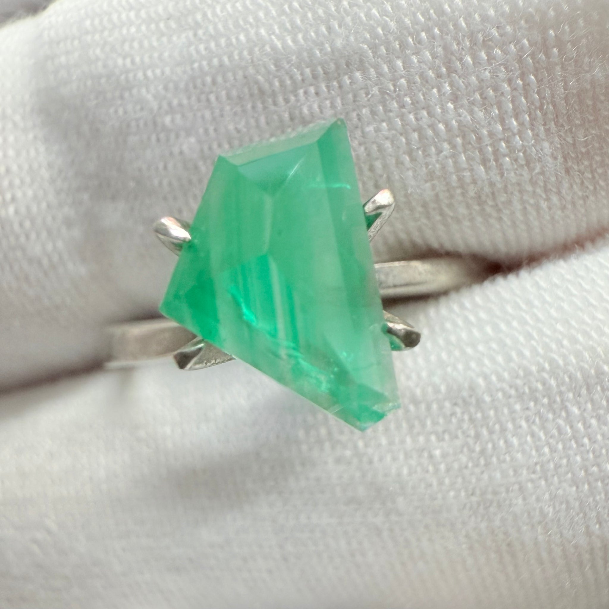 Emerald Freeform cut, 1.53ct, No oil, Untreated Unheated, Tanzania