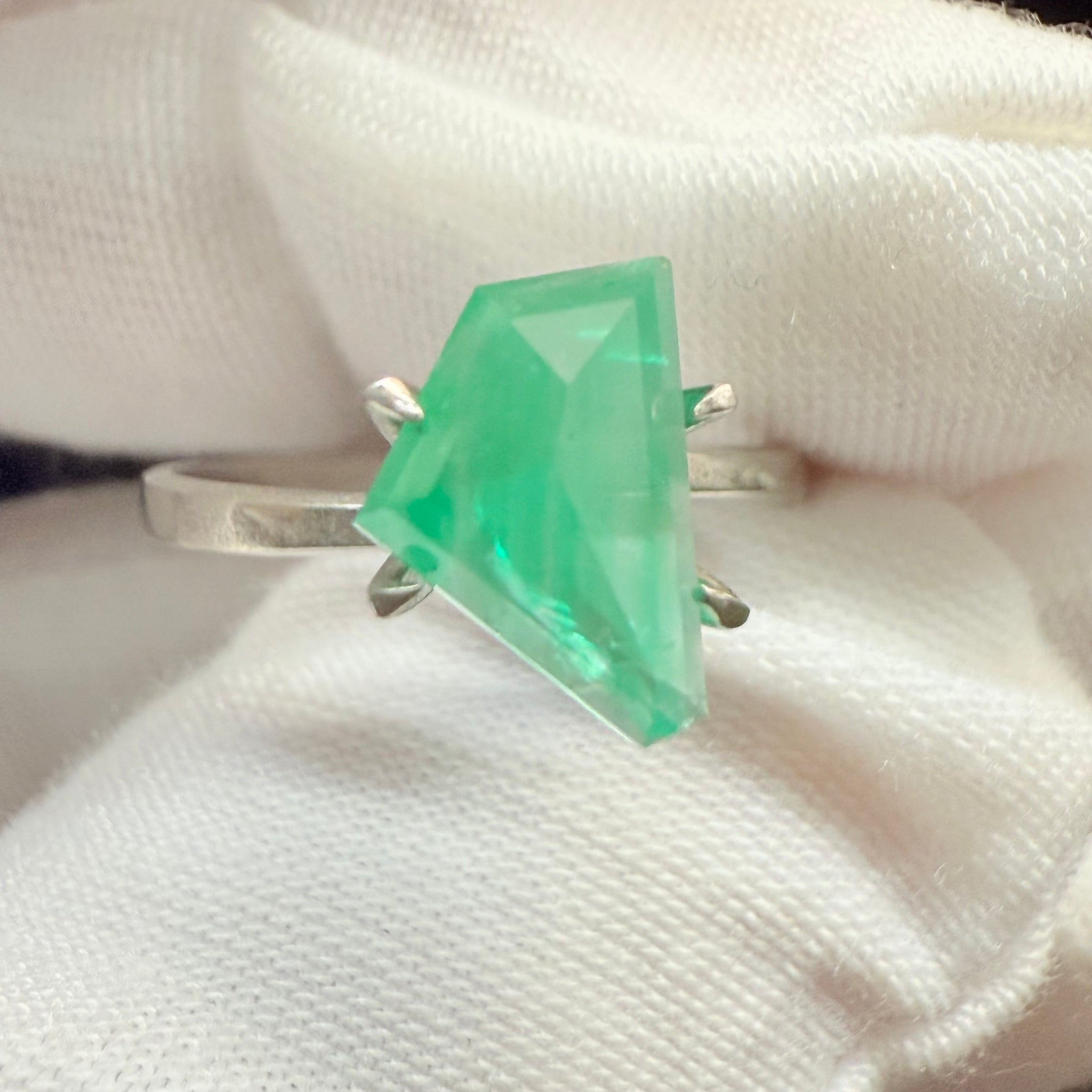 Emerald Freeform cut, 1.53ct, No oil, Untreated Unheated, Tanzania