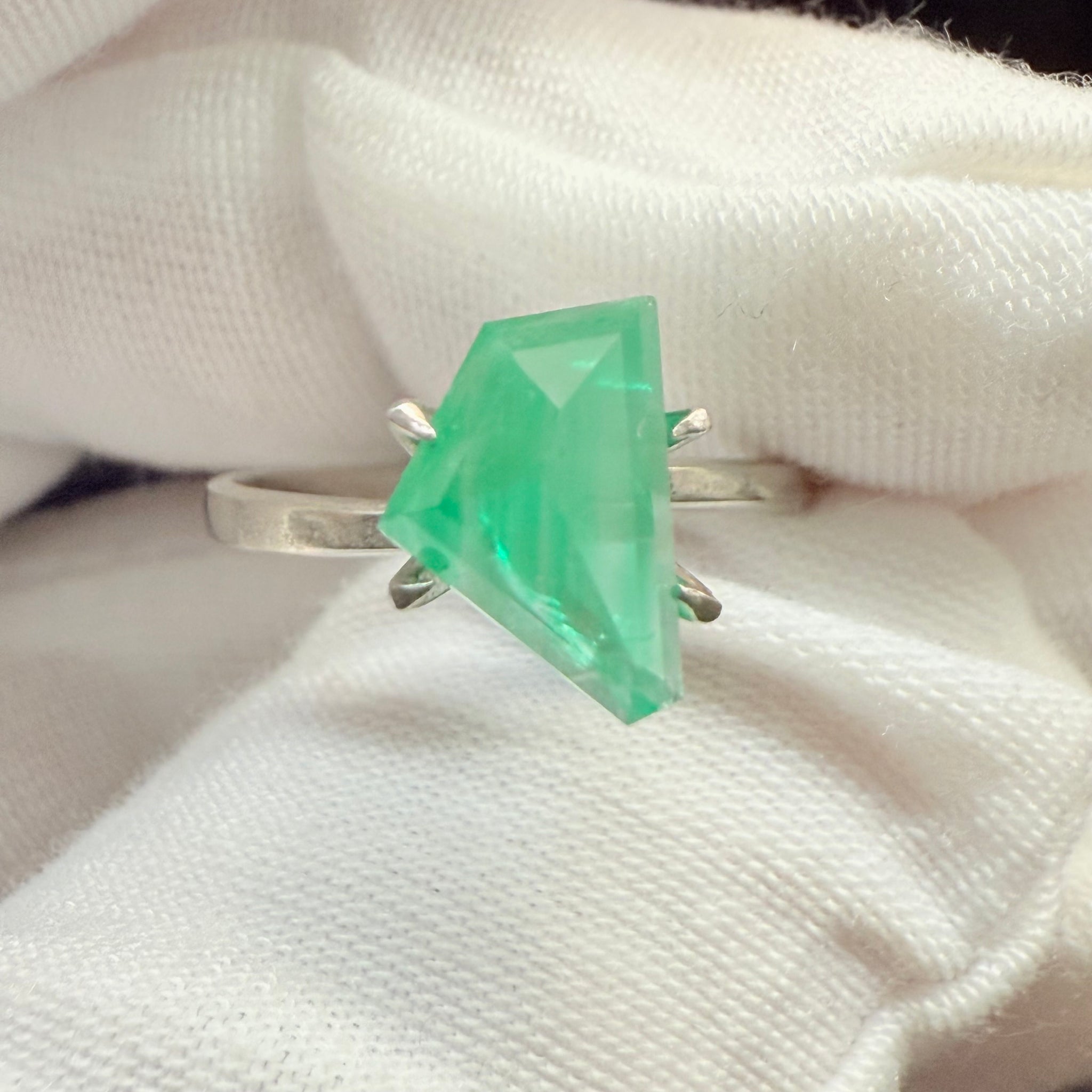 Emerald Freeform cut, 1.53ct, No oil, Untreated Unheated, Tanzania