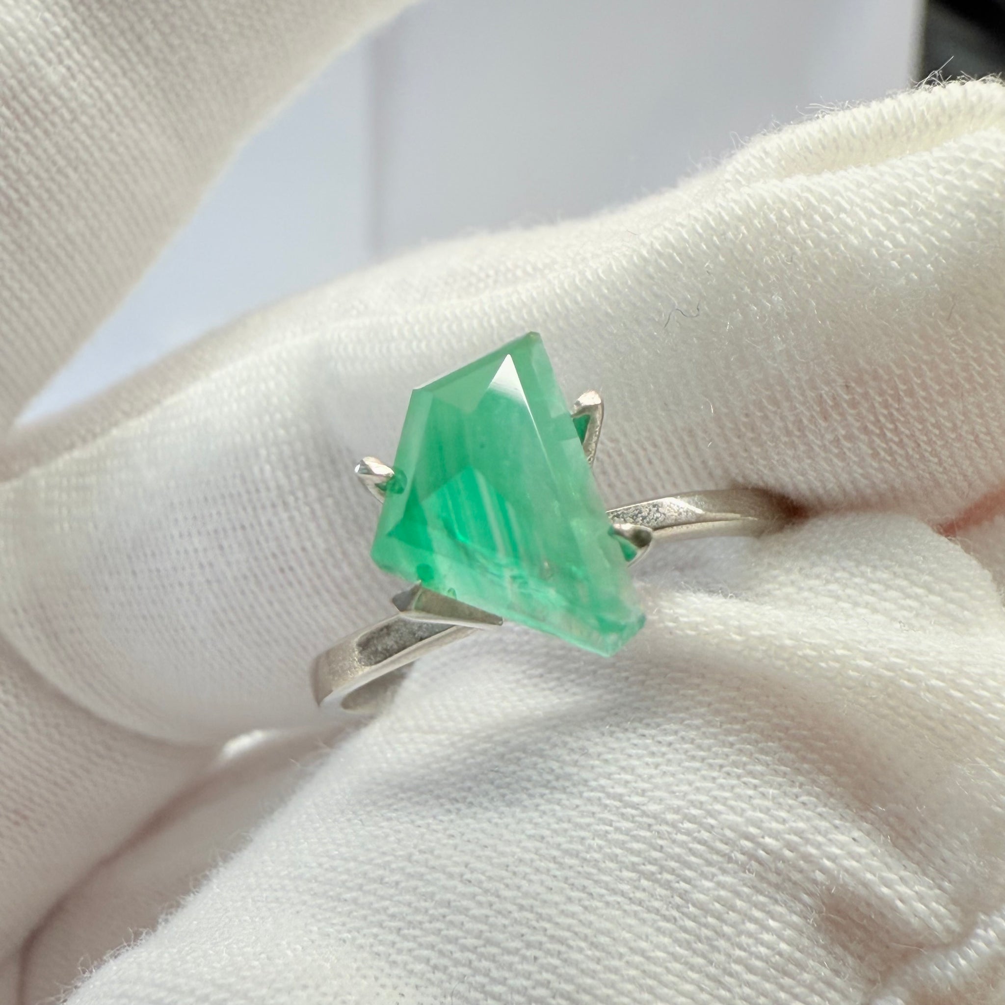Emerald Freeform cut, 1.53ct, No oil, Untreated Unheated, Tanzania