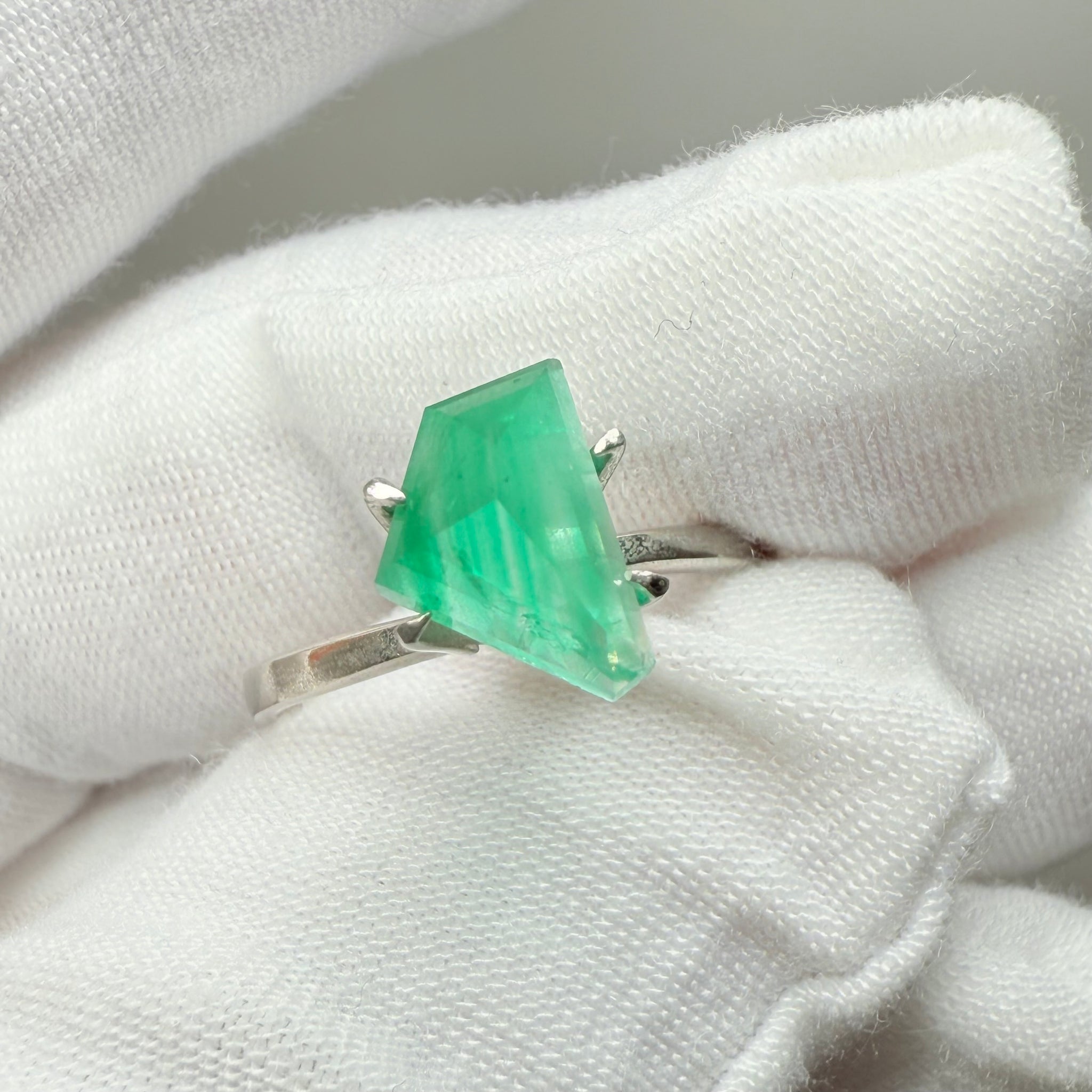 Emerald Freeform cut, 1.53ct, No oil, Untreated Unheated, Tanzania