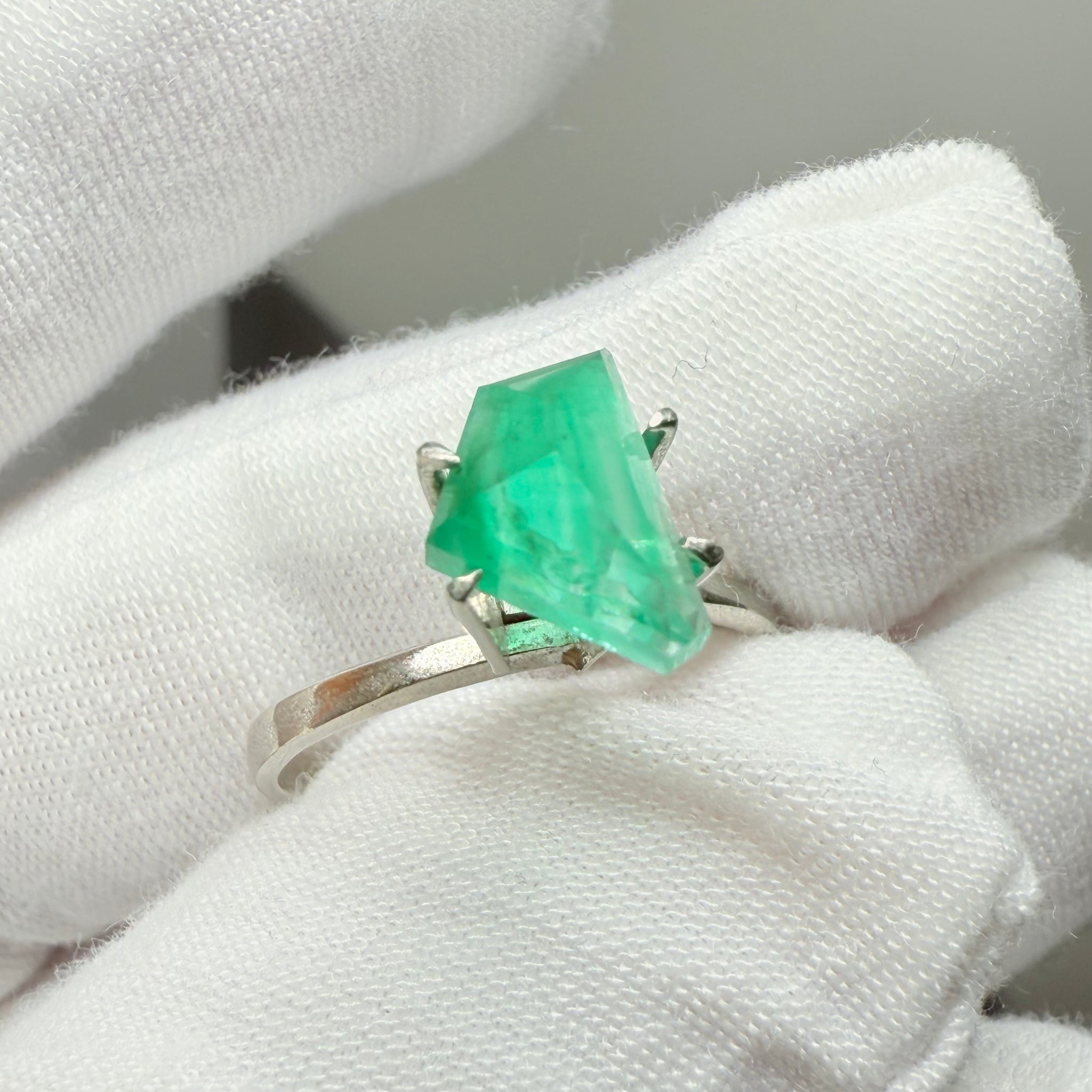 Emerald Freeform cut, 1.53ct, No oil, Untreated Unheated, Tanzania