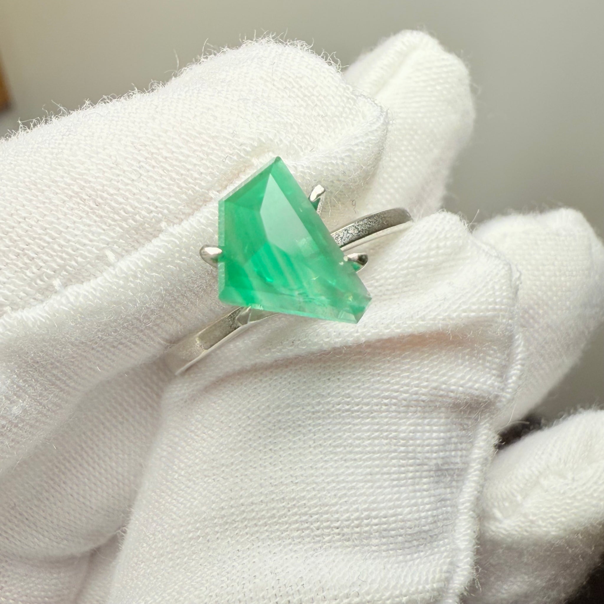Emerald Freeform cut, 1.53ct, No oil, Untreated Unheated, Tanzania