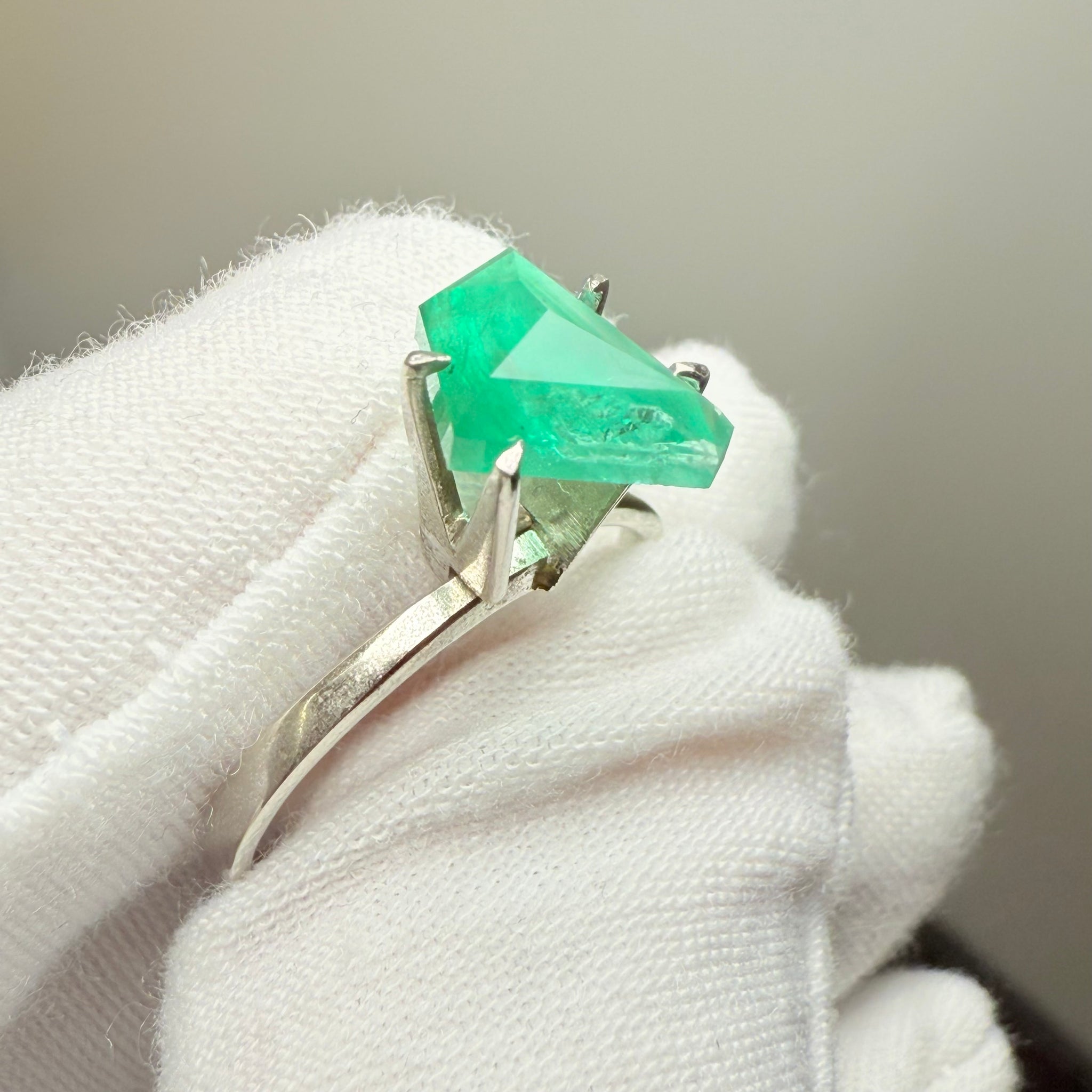 Emerald Freeform cut, 1.53ct, No oil, Untreated Unheated, Tanzania