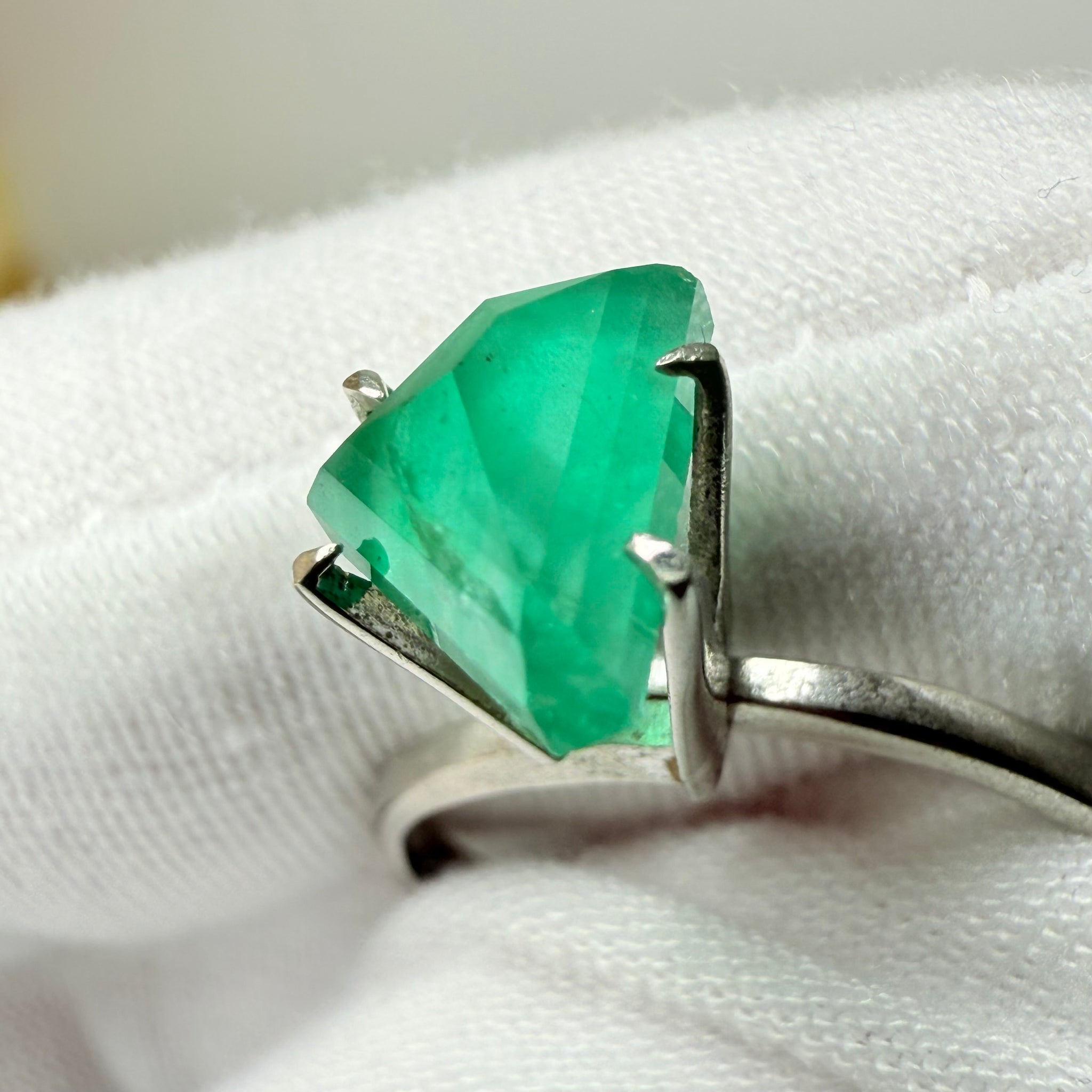 Emerald Freeform cut, 1.53ct, No oil, Untreated Unheated, Tanzania