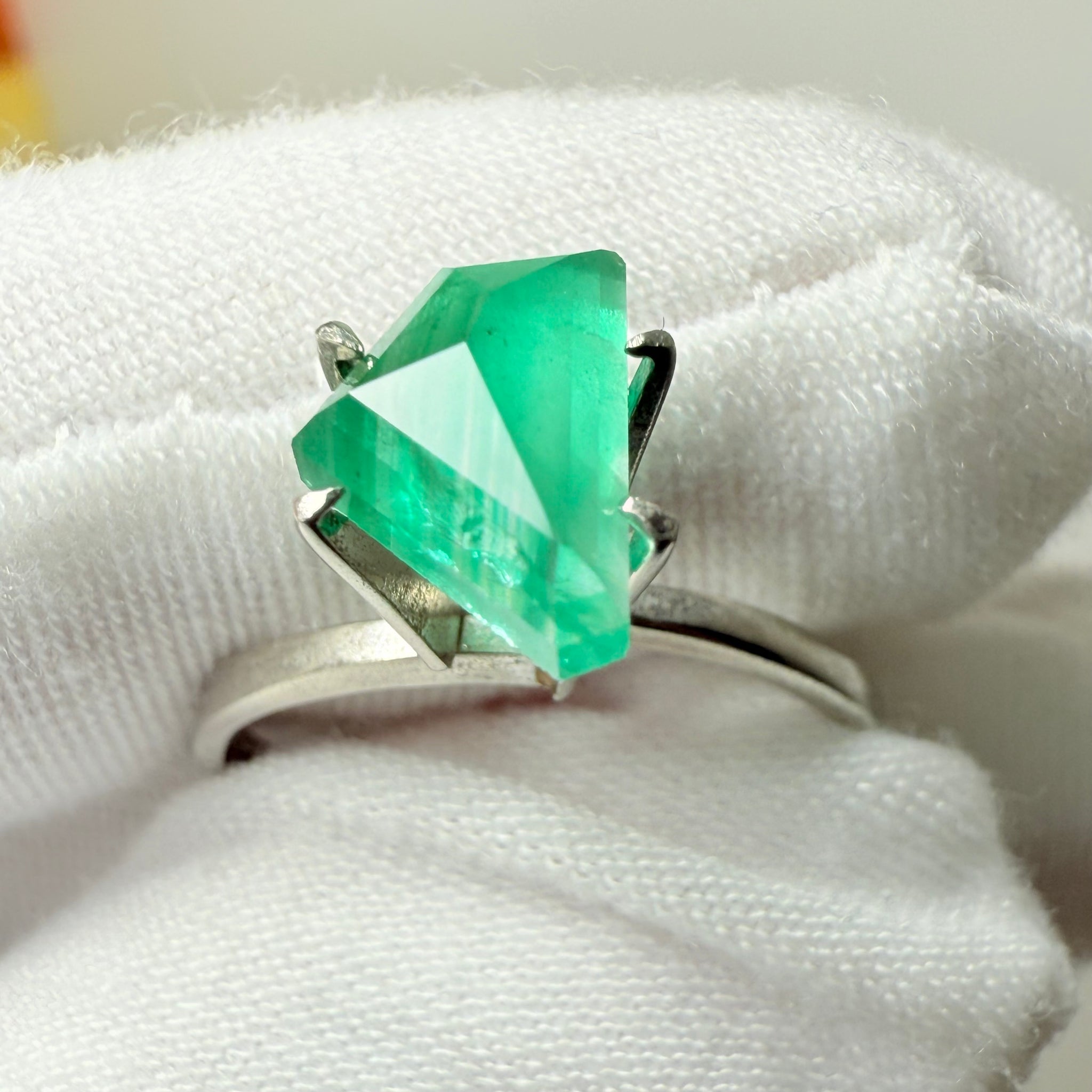 Emerald Freeform cut, 1.53ct, No oil, Untreated Unheated, Tanzania