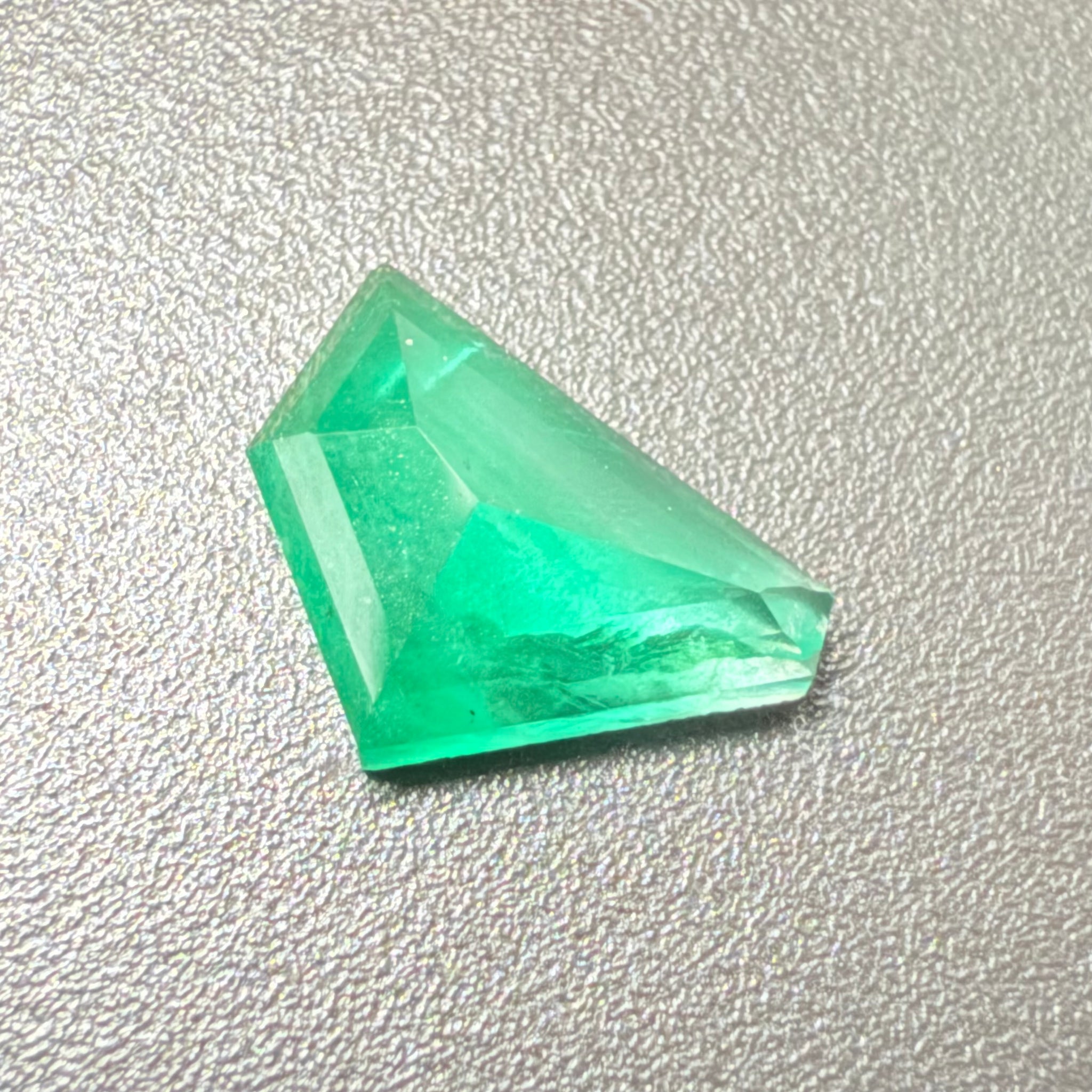 Emerald Freeform cut, 1.53ct, No oil, Untreated Unheated, Tanzania