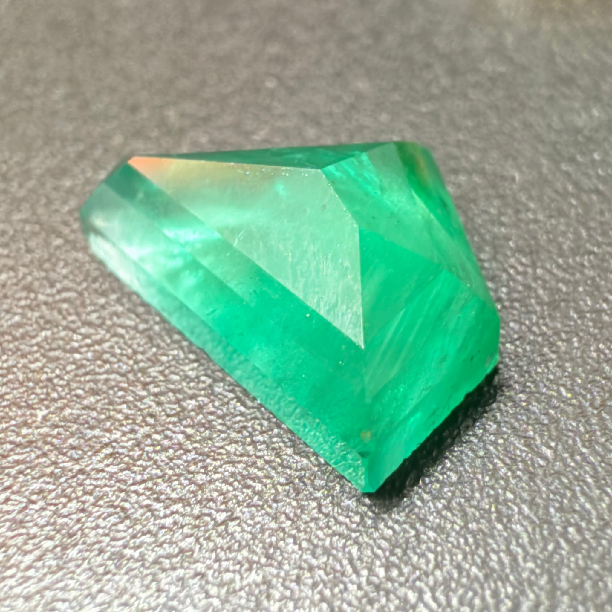 Emerald Freeform cut, 1.53ct, No oil, Untreated Unheated, Tanzania