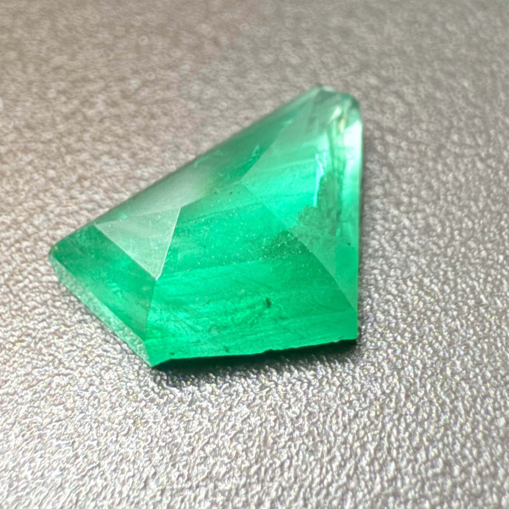 Emerald Freeform cut, 1.53ct, No oil, Untreated Unheated, Tanzania