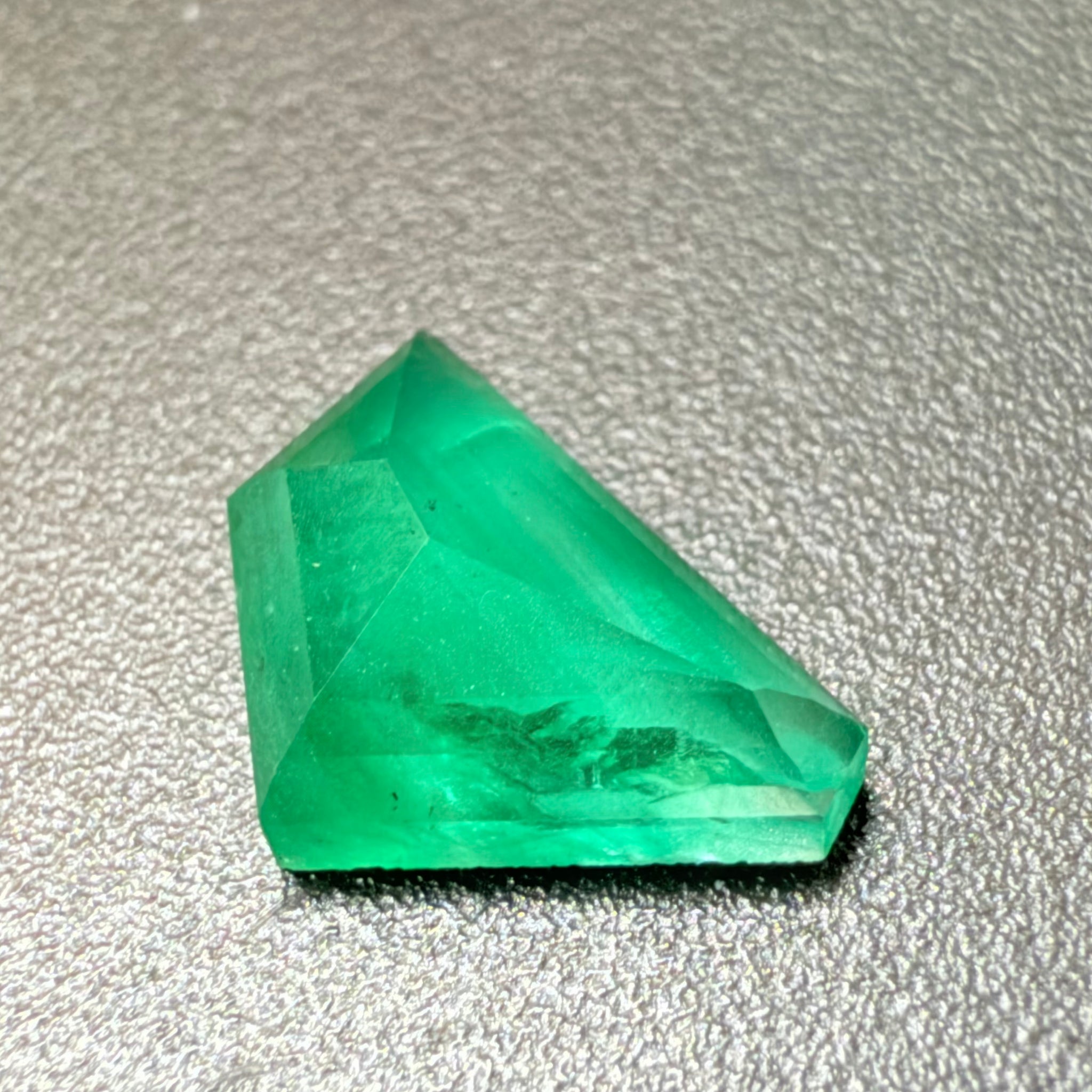 Emerald Freeform cut, 1.53ct, No oil, Untreated Unheated, Tanzania