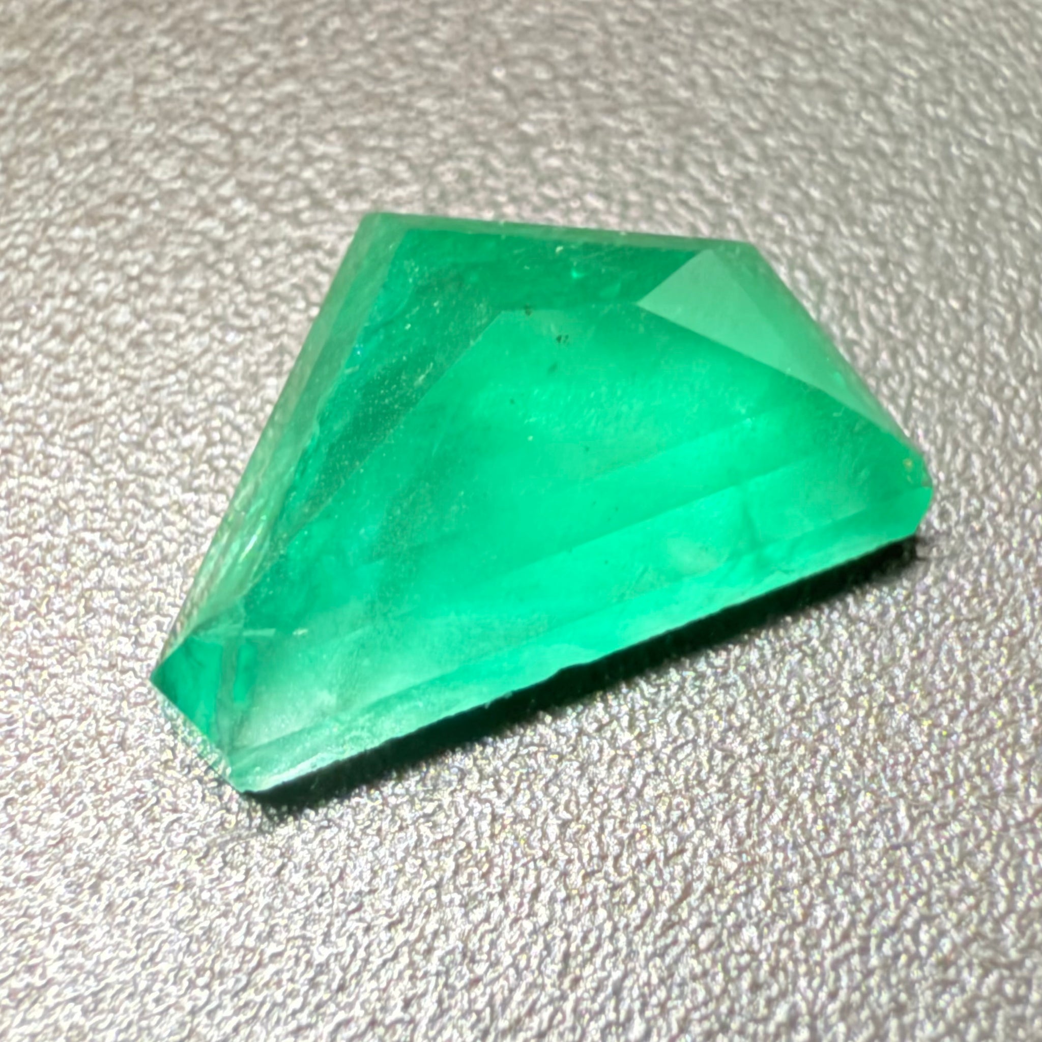 Emerald Freeform cut, 1.53ct, No oil, Untreated Unheated, Tanzania