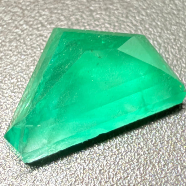 Emerald Freeform cut, 1.53ct, No oil, Untreated Unheated, Tanzania