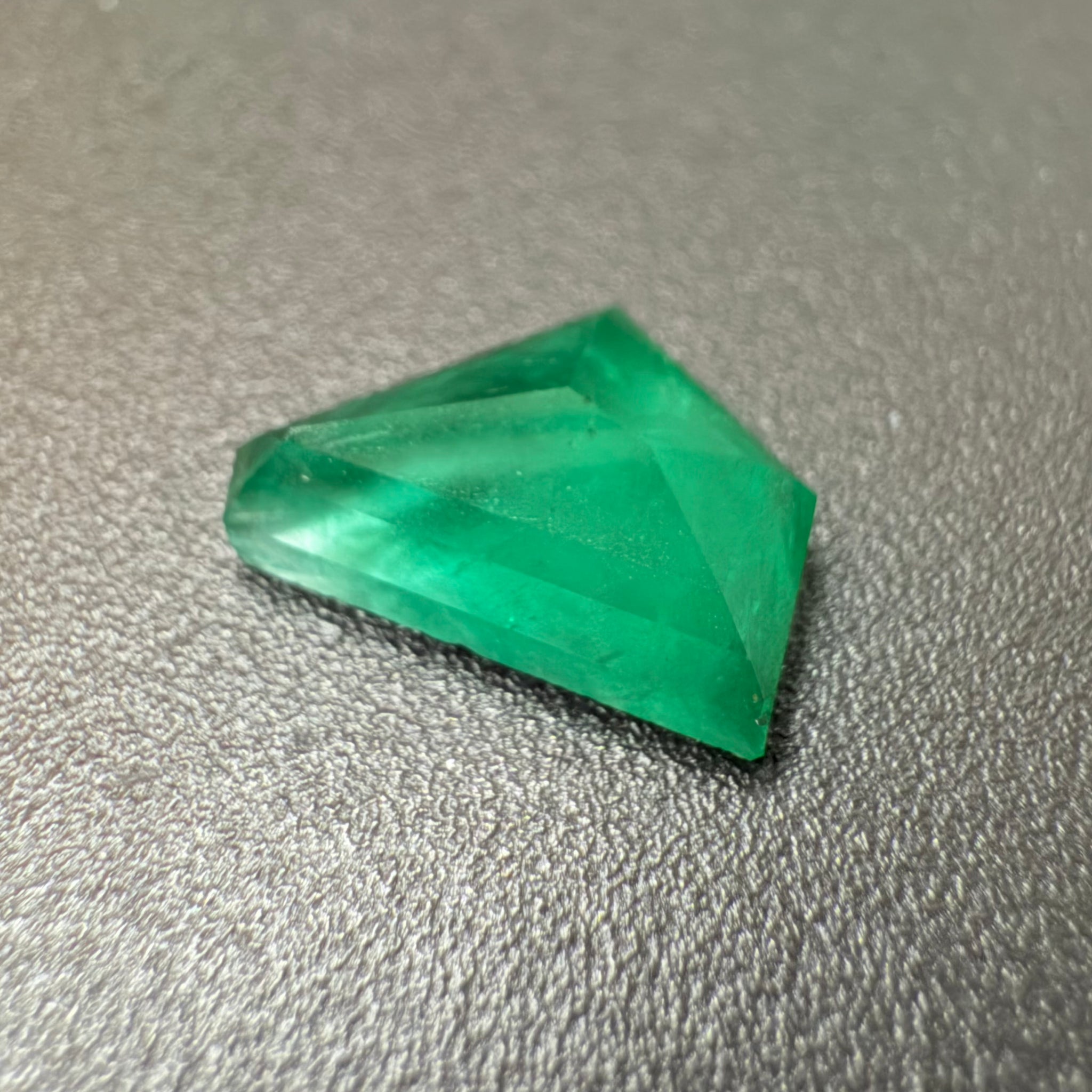 Emerald Freeform cut, 1.53ct, No oil, Untreated Unheated, Tanzania