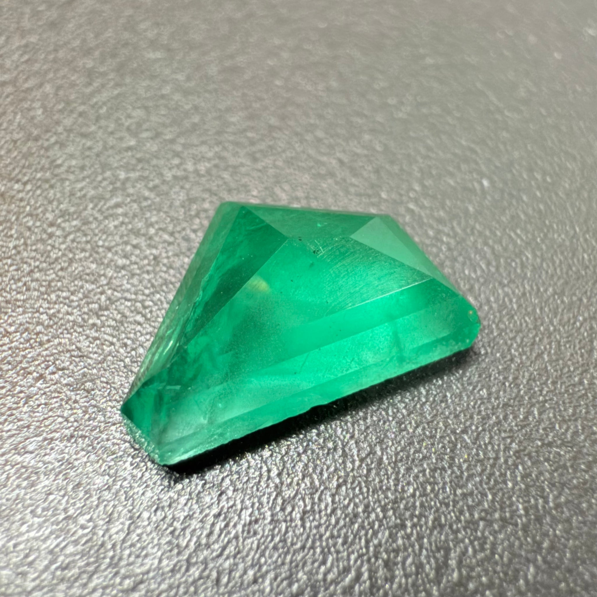 Emerald Freeform cut, 1.53ct, No oil, Untreated Unheated, Tanzania