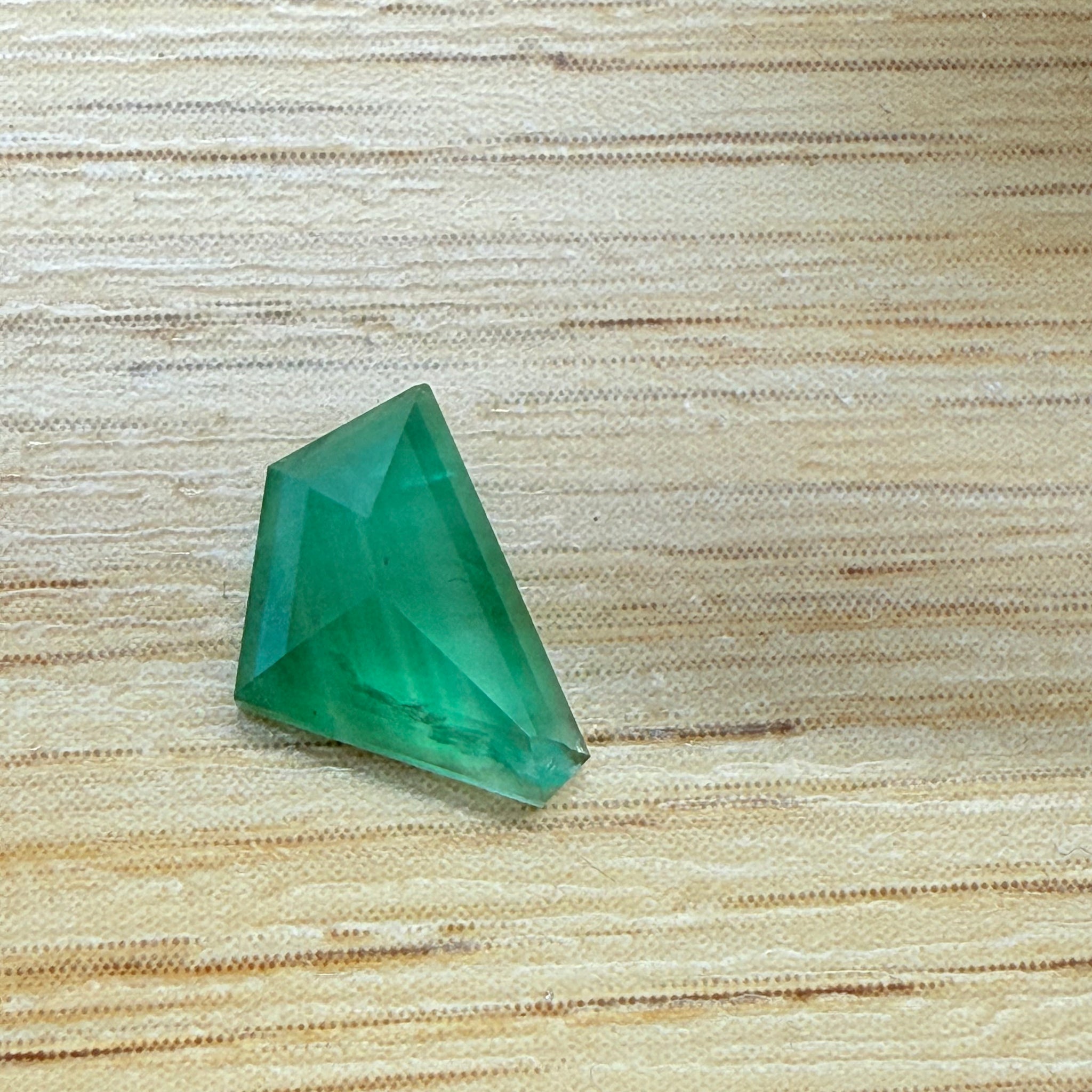 Emerald Freeform cut, 1.53ct, No oil, Untreated Unheated, Tanzania