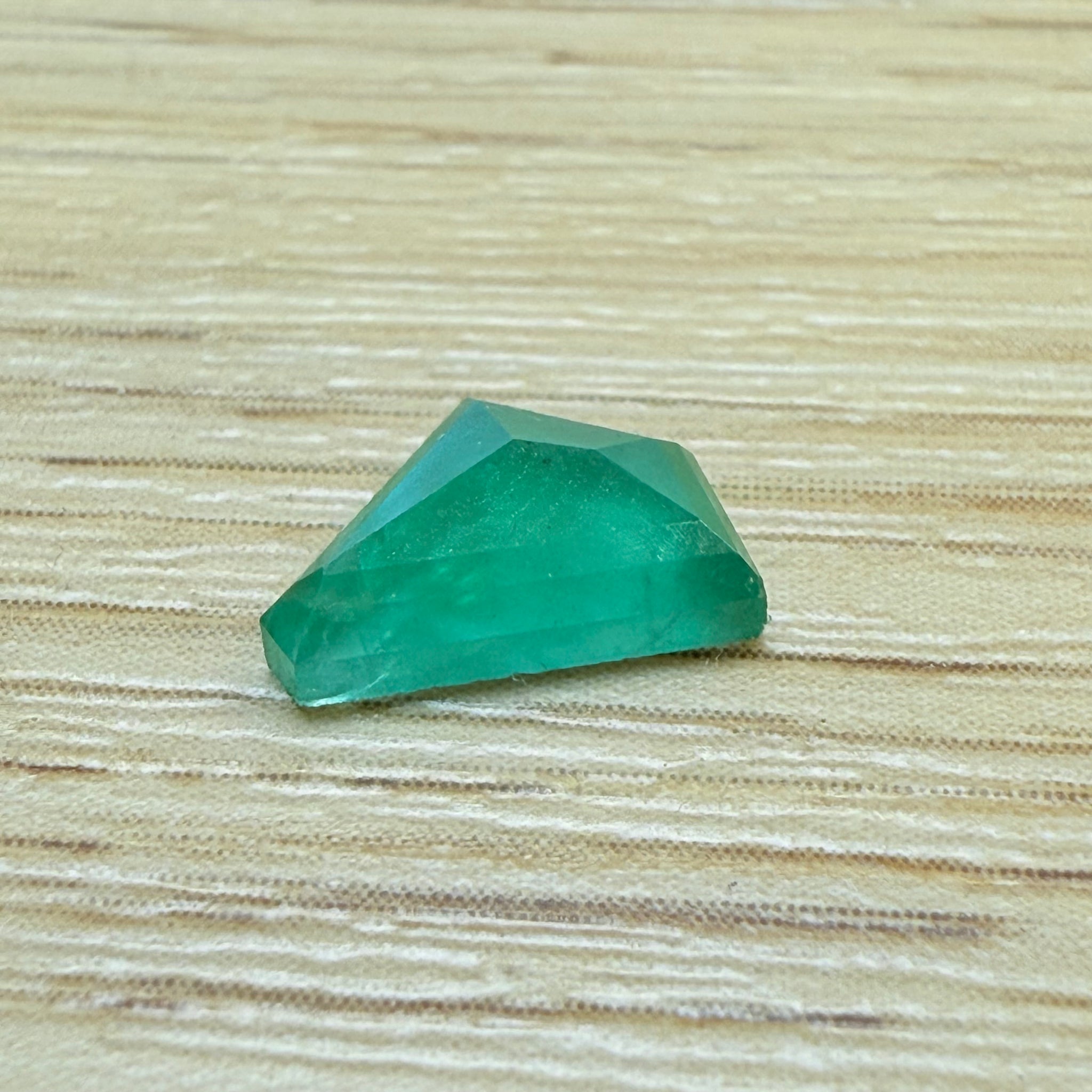 Emerald Freeform cut, 1.53ct, No oil, Untreated Unheated, Tanzania